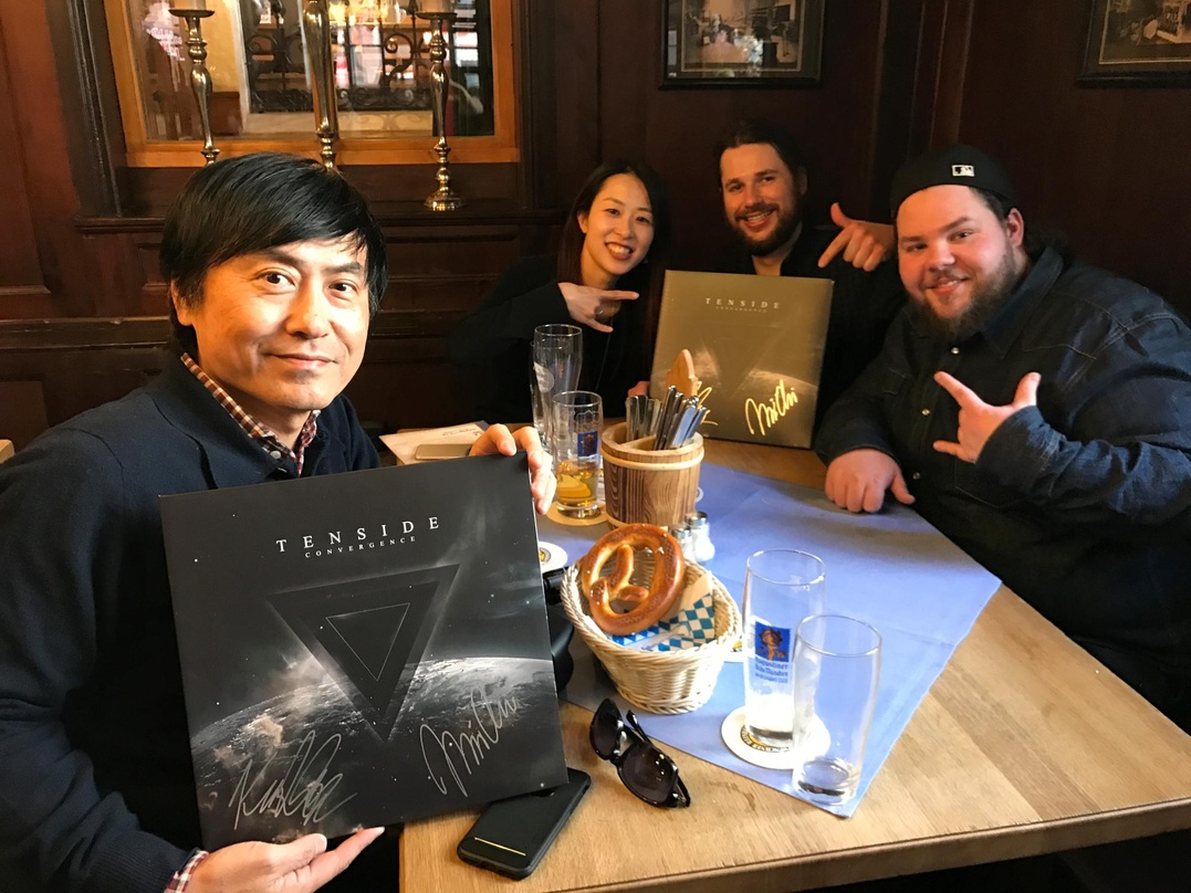 Bei der Vertragsunterzeichnung (von links): Namiki Yasutaka (President Ward Records), Lillian Yiu (Label Management Ward Records), Michael Klingenberg und Daniel Kuhlemann (beide Tenside)