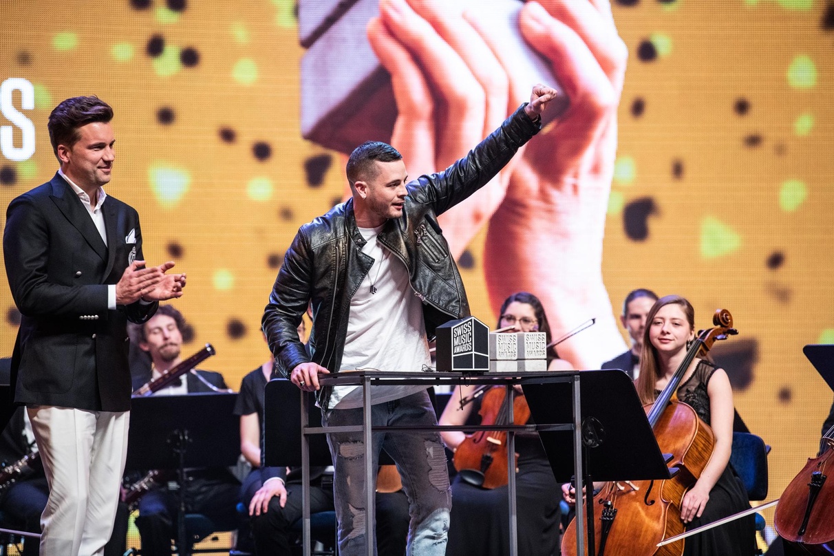 59e7e1f3b75dbc50facde5fa0770199800faf6a95583f7953576c2c9556d3ea9 Gewann mit seinem Autoren-Team den Swiss Music Awards für den Hit des Jahres: der unter dem Namen Loco Escrito aktive Zürcher Nicolas Herzig