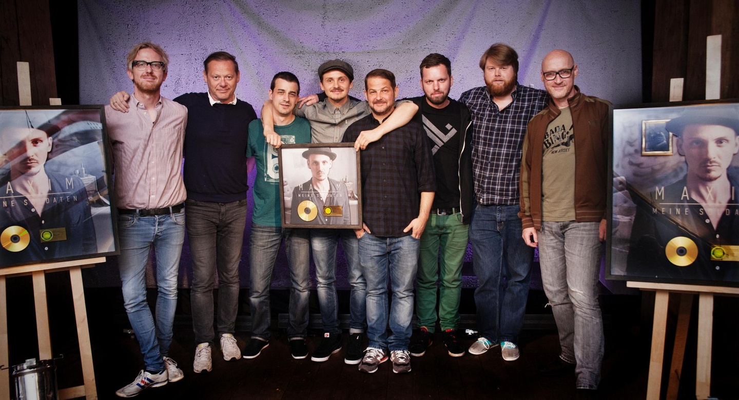 59f716f3b82d222a3da78b649948e6914a0be188627dd8db79b8e80379454a59 Bei der Goldverleihung: Maxim mit seinem Team von Warner Music, Rootdown Management und dem Produzenten