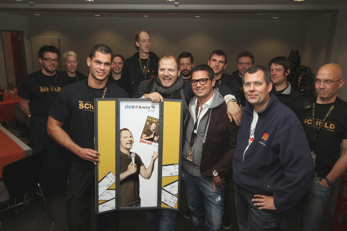 Freuten sich über den Triple-Sold-Out-Award: Mario Barth (Mitte) mit seinem Team und Peter Rengel (Leiter der ÖVB-Arena Bremen, vorn, rechts)