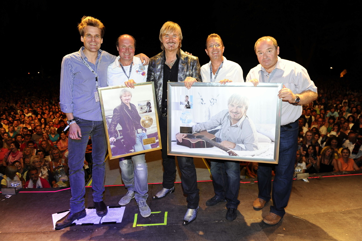 Feierten Bühnenjubiläum und Edelmetall-Erfolge: Nik P. und Sony Music||Brachten Gold und Platin auf die Festivalbühne (v.l.n.r.): Philip Ginthör (CEO Sony Music Entertainment GSA), Klaus B...