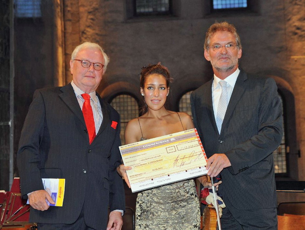 Preisträgerin mit Gratulanten: Leticia Morena mit Michael Herrmann (l.) und Heinz-Georg Sundermann