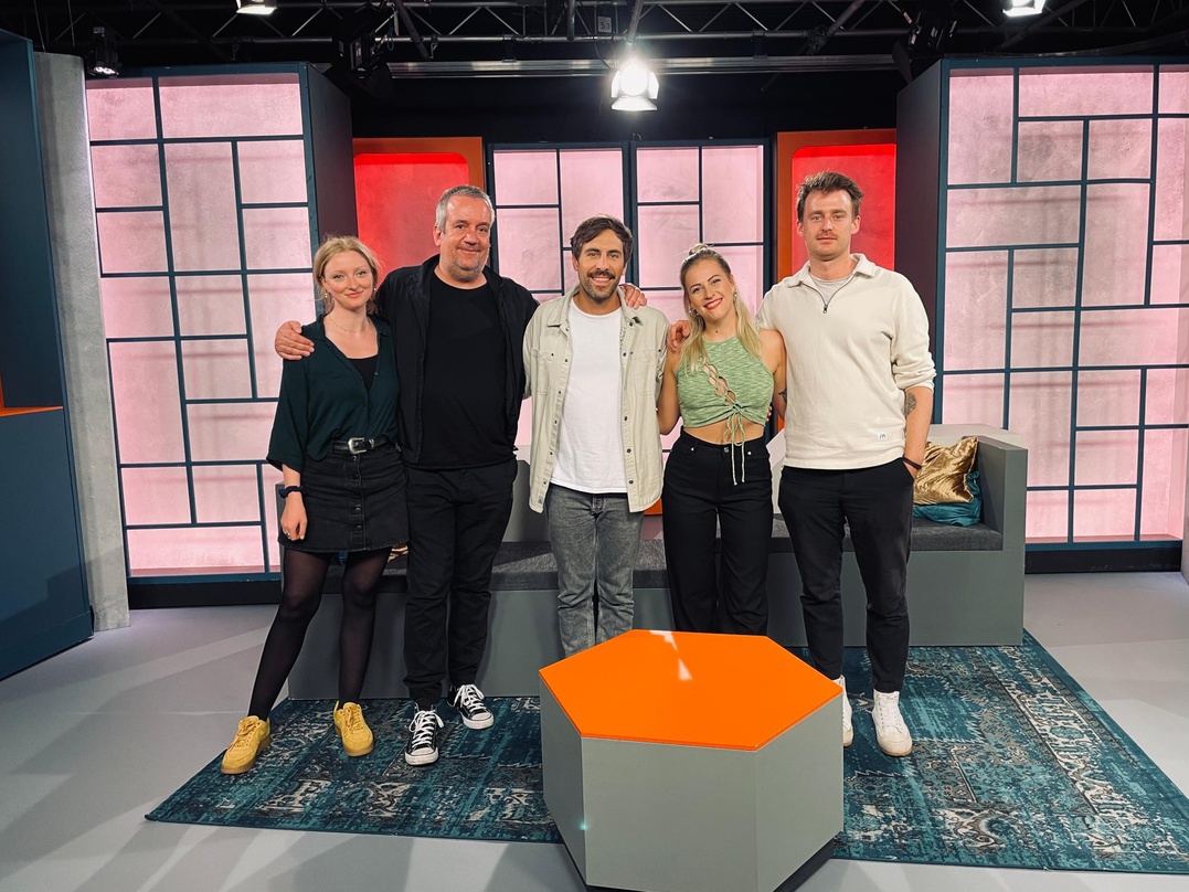 Produzierten das "Countdown Deluxe Special" (von links): Elisa Lutter (strandgutmedia Produktion), Stephan Schwarzer (Programmverantwortlicher Deluxe Music), Max Giesinger, Anna Illenberge...