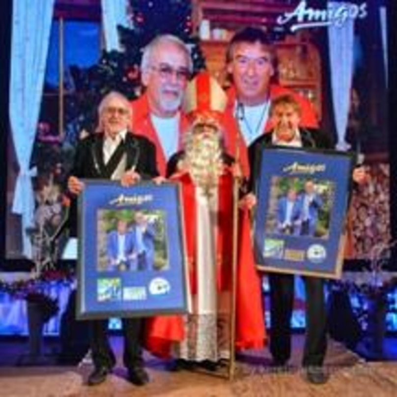 Bei der Platin-Verleihung: Karl-Heinz Ulrich (links) und sein Bruder Bernd (beide Amigos) mit dem Nikolaus