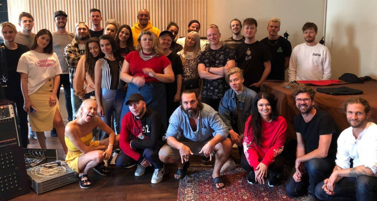 Die Teilnehmer des Songwriting Camps mit Oliver Kolb (unten, zweiter von rechts, Golden Gate Management) und Johann Scheerer (ganz rechts, Clouds Hill Studio)