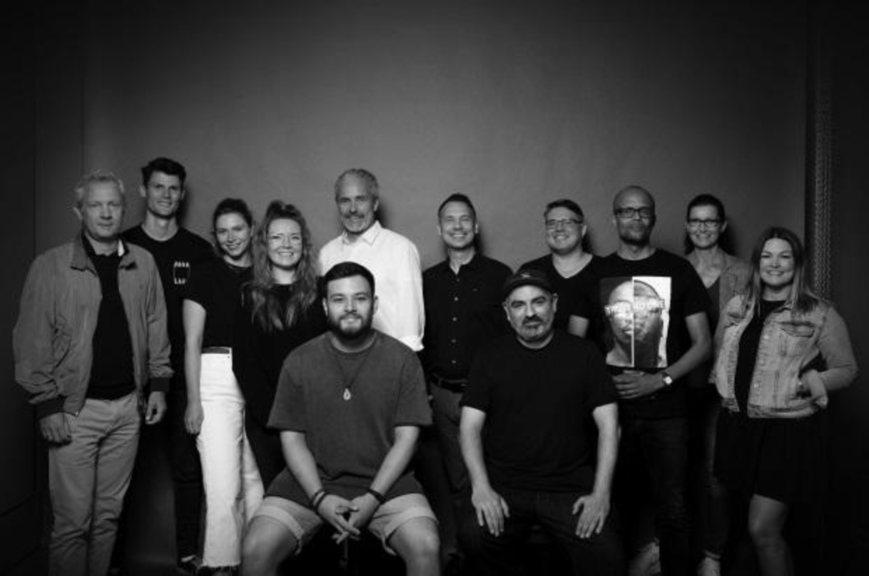 Das Foto zeigt (von links) Andre Mühlhausen, Rene Egbers, Lucie Blacher, Christina Darscht, Viet Nguyen (erste Reihe, alle Sony Music), Sebastian Fitzek (Autor),Dariusch Bozorgzadeh (erste...