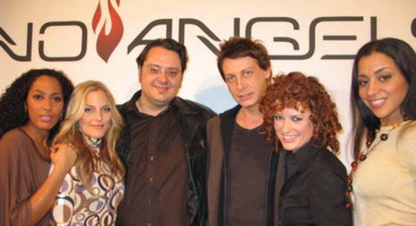 No Angels und ihre A&R-Männer (v.l.n.r.): Jessica, Sandy, Daniel Pieper (Senior A&R UDD), Nick Havemann (Cheyenne), Lucy und Nadja
