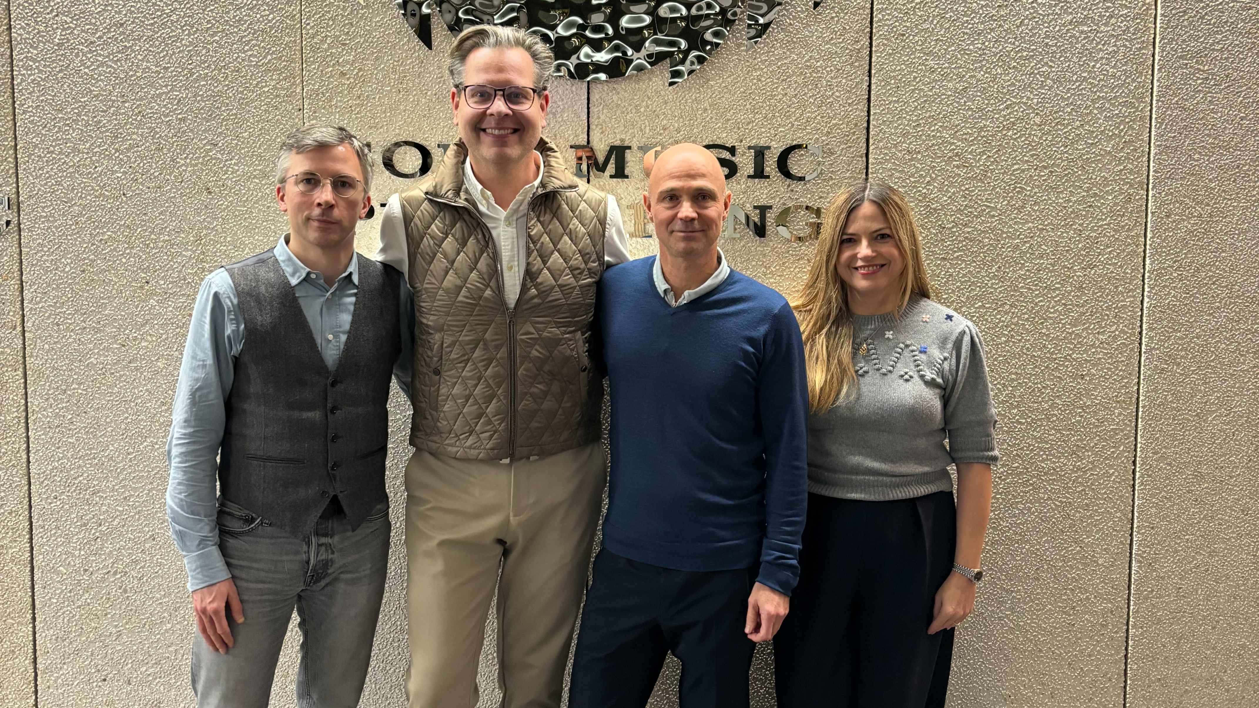 Klügelten zusammen die Vertragsdetails aus (von links): Joris Brandt (Rechtsanwalt Christian Geller), Christian Geller, Patrick Strauch (Managing Director) und Karina Poche (VP, Business &...