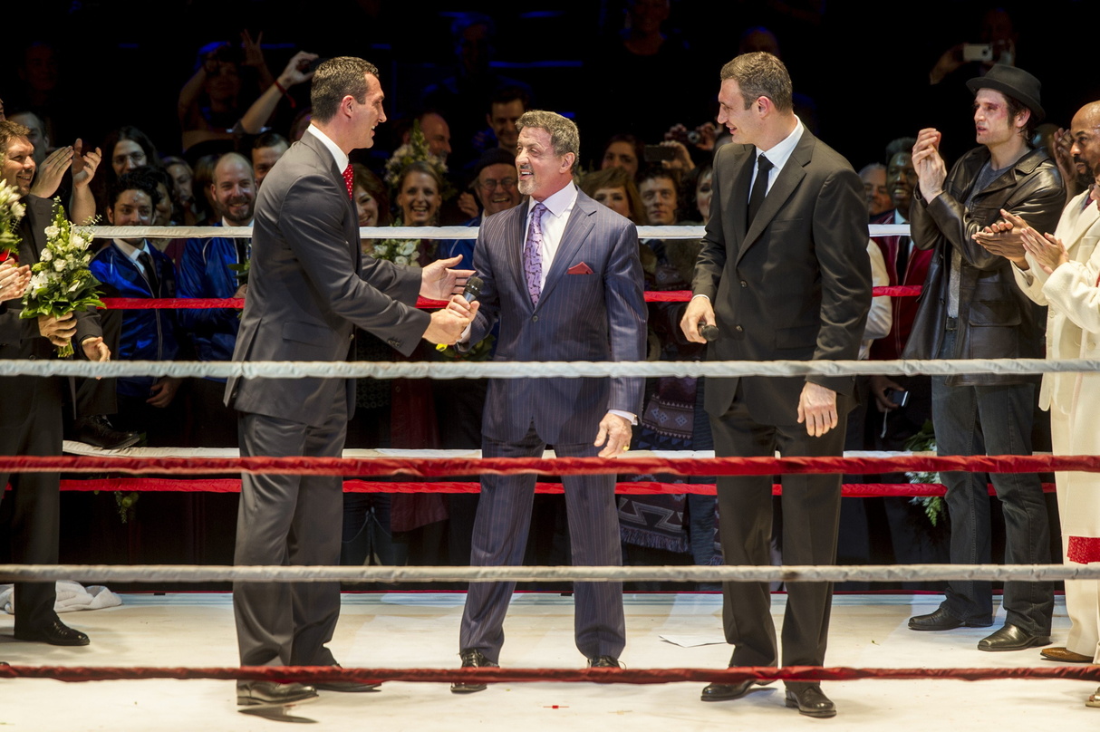 Shake Hands bei der Premierenfeier: die "Rocky"-Ko-Produzenten (von links) Wladimir Klitschko, Sylvester Stallone und Vitali Klitschko