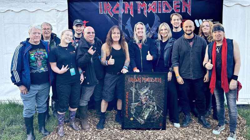 Bei der Gold-Verleihung (von links): Rod Smallwood (Management Iron Maiden), John Jackson (K2 Agency), Sonja Schlicht (Head of Promotion CMM-Marketing), Lukas Kranz (Head of Social Media C...