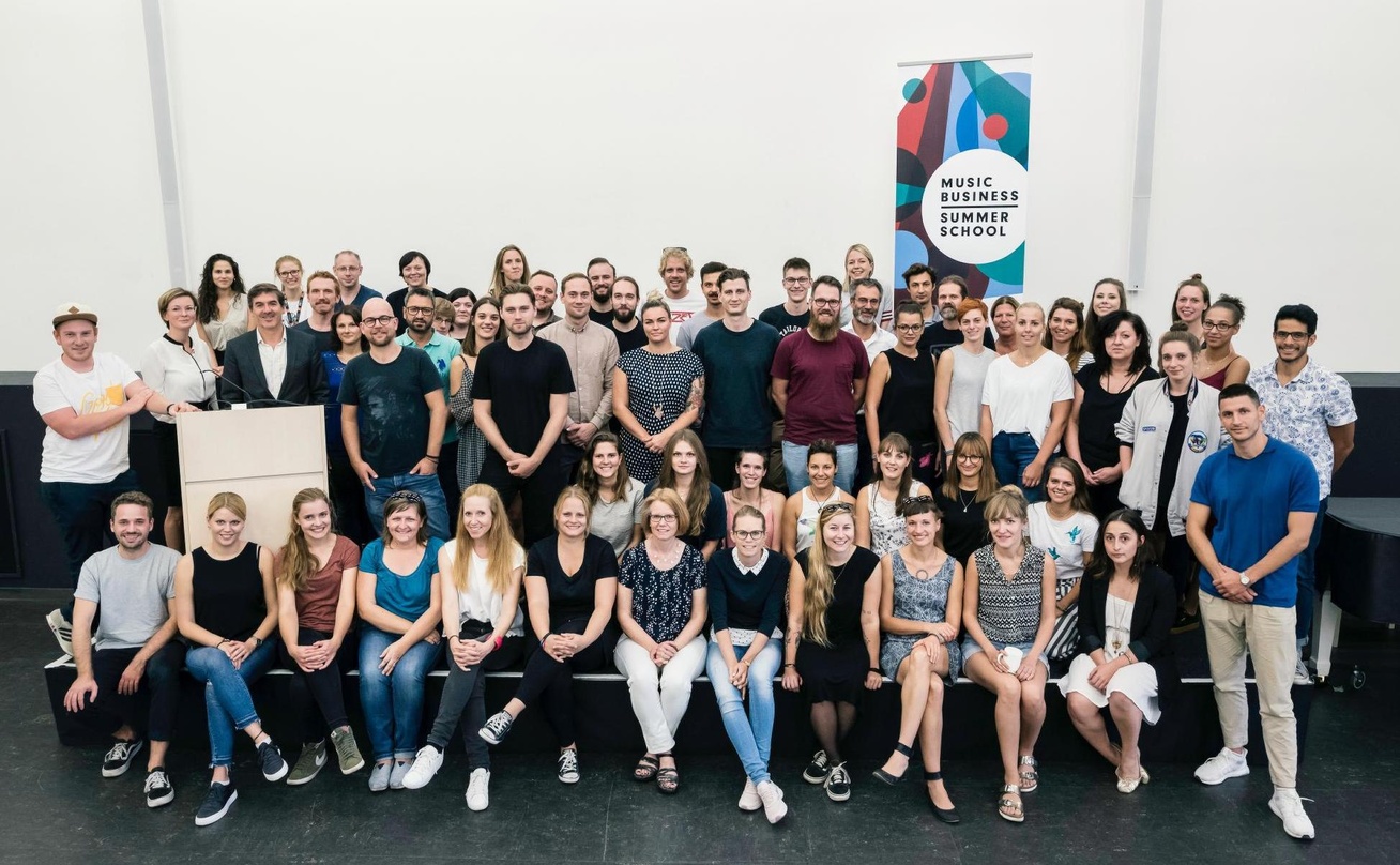 In der Hamburg Media School: Reinher Karl (hinten, 4. von links, Justiziar VUT) und Timotheus Wiesmann (hinten, 6. von links, Geschäftsführer IHM) mit den Teilnehmern der Music Business Su...