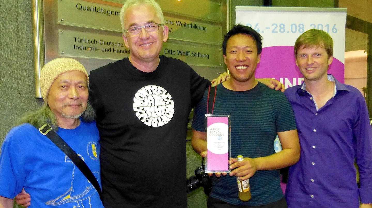 Wurden für die beste Musikdoku ausgezeichnet: Produzent Ralf Kemper (Kemper Music Group, Zweiter von links) und Regisseur Yoon-ha Chang (Zweiter von rechts) mit Juror Damo Suzuki (links) u...