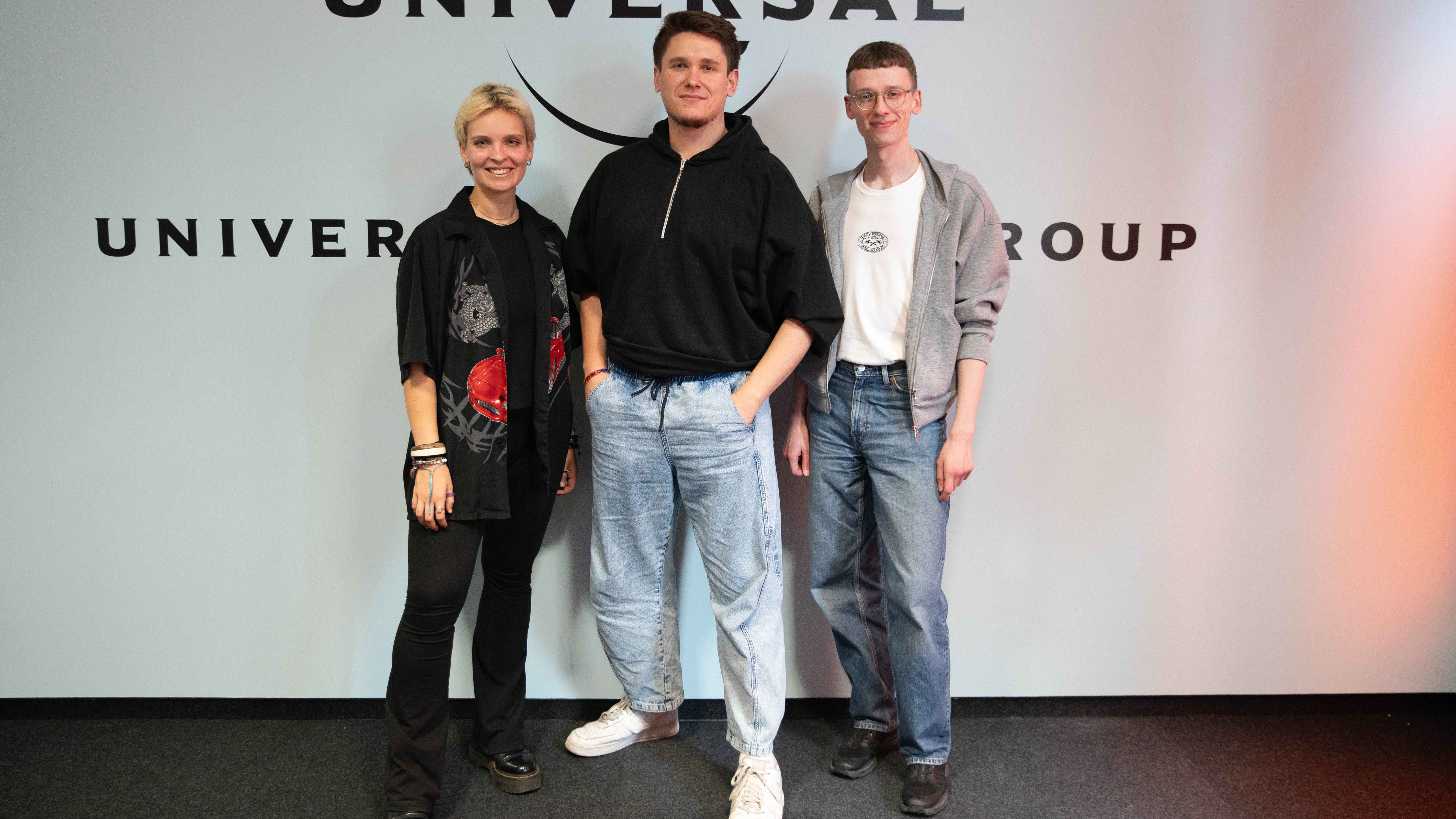5a9efbec 8ea1 4ef9 b6df e665871f1f17 Antworteten als Vertretung des Prism-Netzwerks (von links): Marlene Noetzel (Trainee Diversity, Inclusion & Belonging), Daniel Kosic (Head Of Digital Concepts PIL, Electrola & Virgin) und...