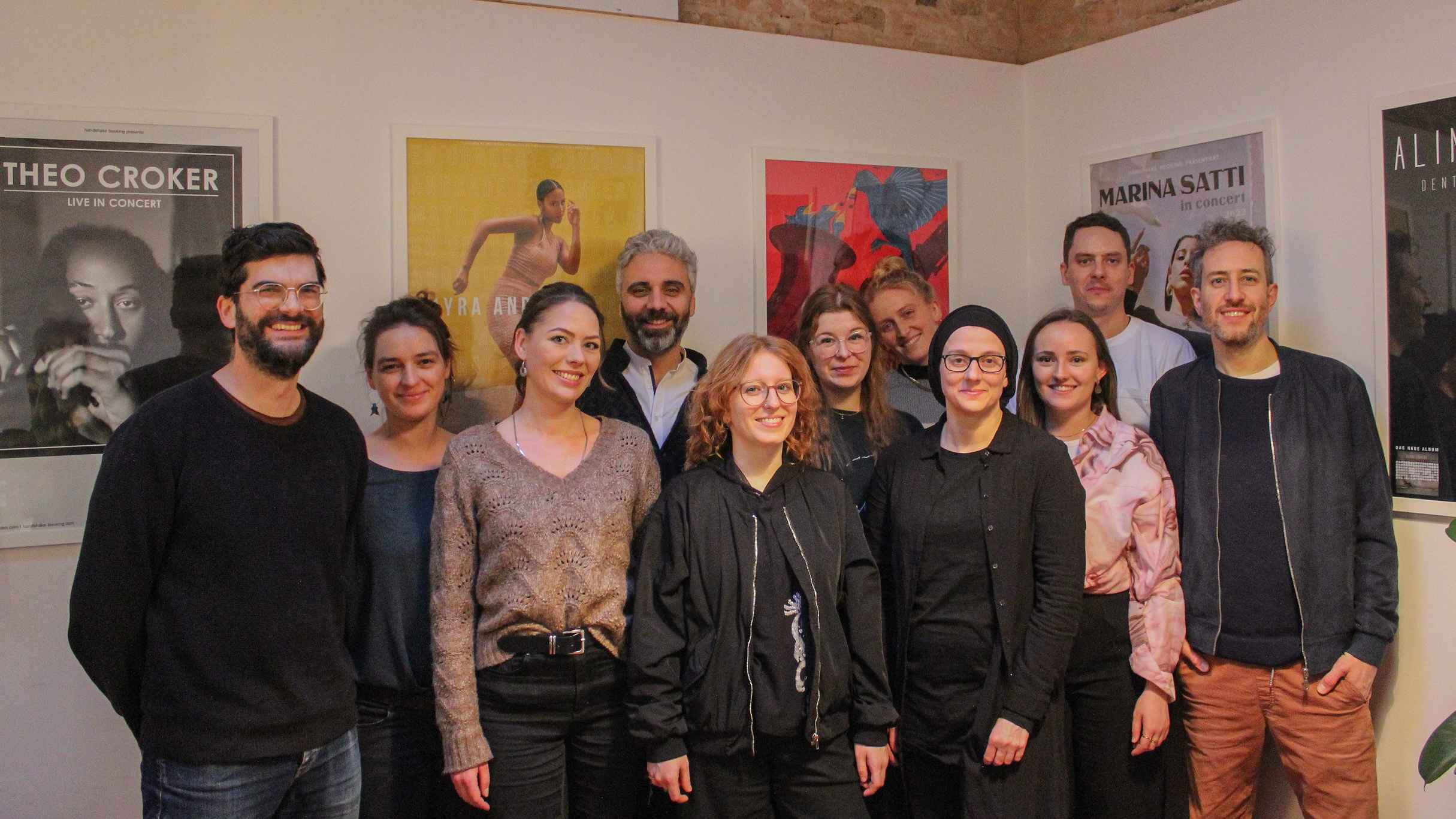 Das neue Team von Handshake Booking (von links): Simon Alter, Margarete Schein, Angelika Appl, Moritz Rosin, Eva Gremmelmaier, Leya Toth, Anaïs Woggon, Kati Takacs, Hannah Kelting, Paul He...