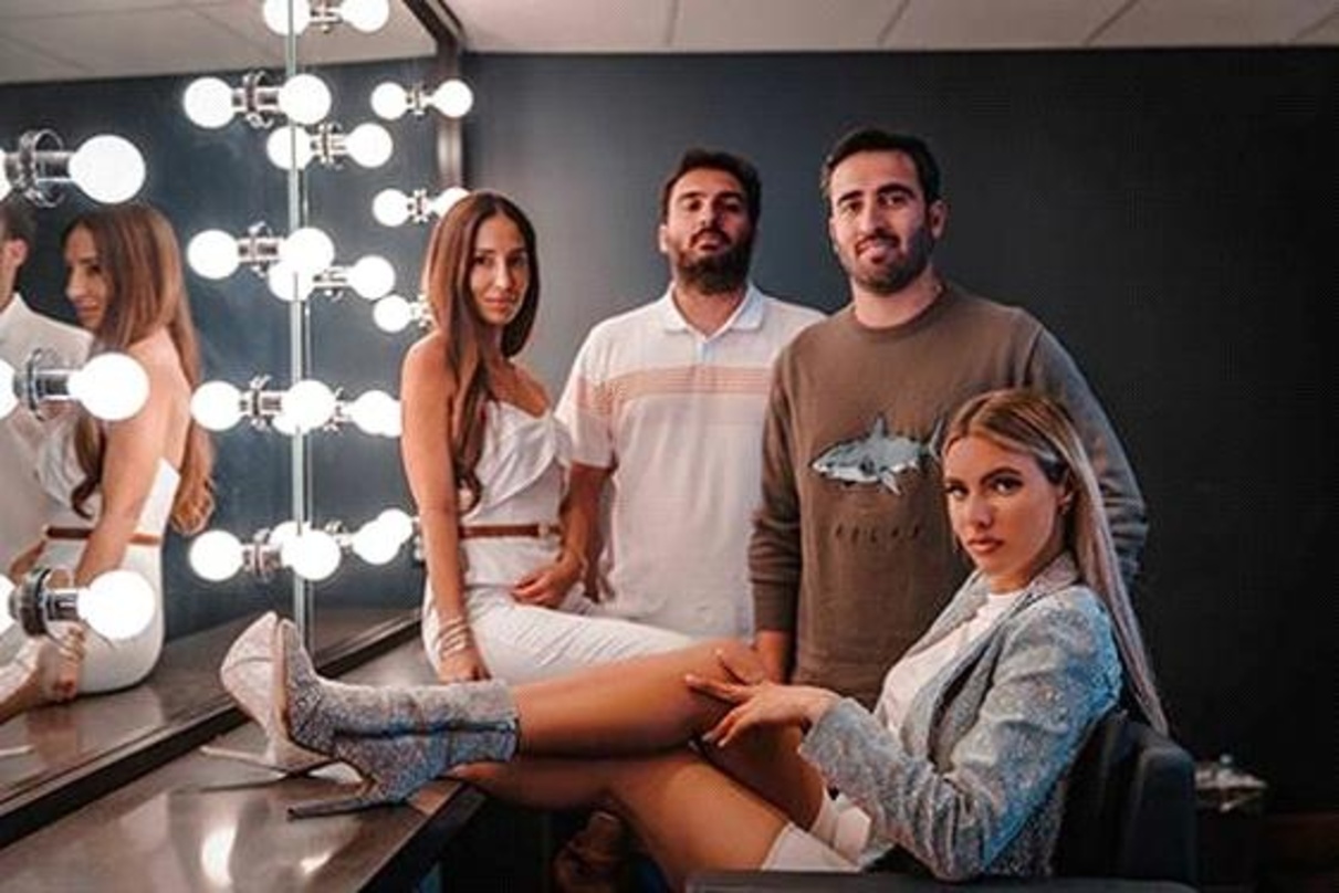 Schon beim Signing öffentlichkeitswirksam in Szene gesetzt (von links): 10:22-pm-Labelchefin Celine Joshua, John und Sam Shahidi (beide Shots Studios) und Lele Pons