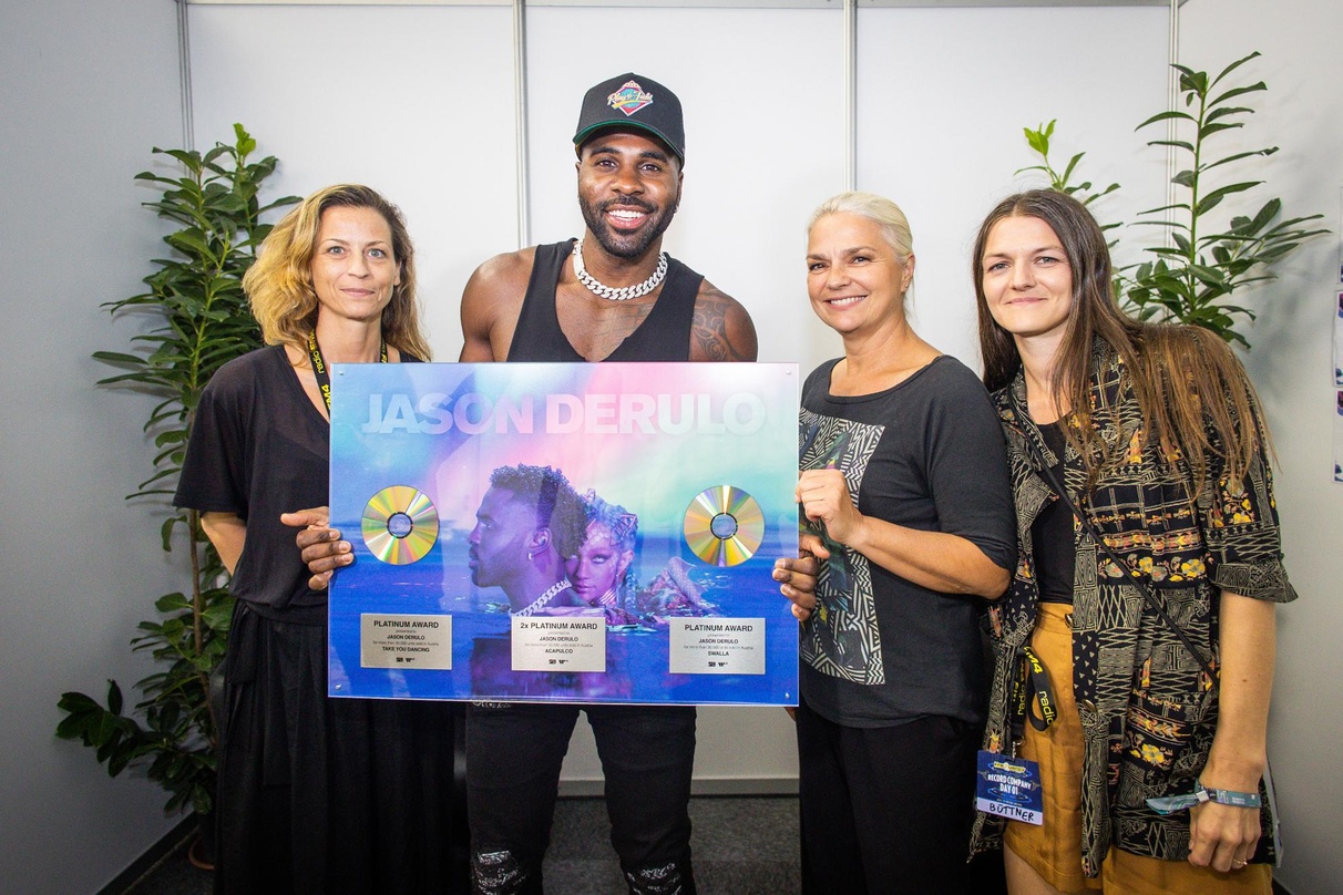 Bei der Verleihung (von links): Anna Mendt (Senior Marketing Manager), Jason Derulo, Dunja Stachl (Senior Marketing Manager) und Martina Büttner (Marketing Manager)
