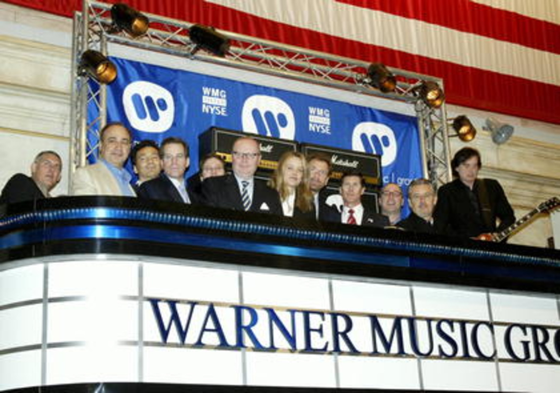 Feierten ein erfolgreiches Geschäftsjahr: Edgar Bronfman (5.v.r.) bei der WMG-Börsenpremiere im Mai 2005 mit Jimmy Page (r.)