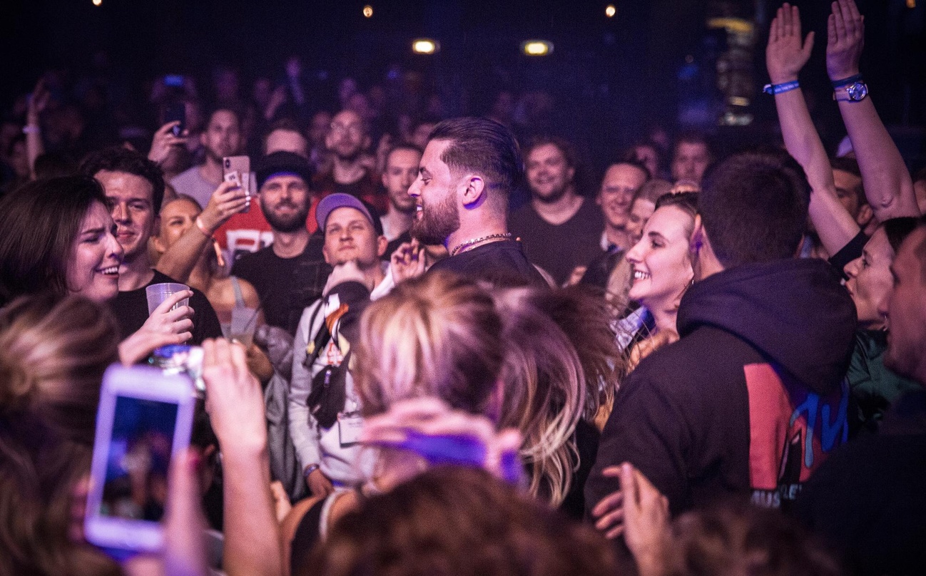 Sein Auftritt war nicht unumstritten: Bausa (Mitte) bei der Warner Music Night