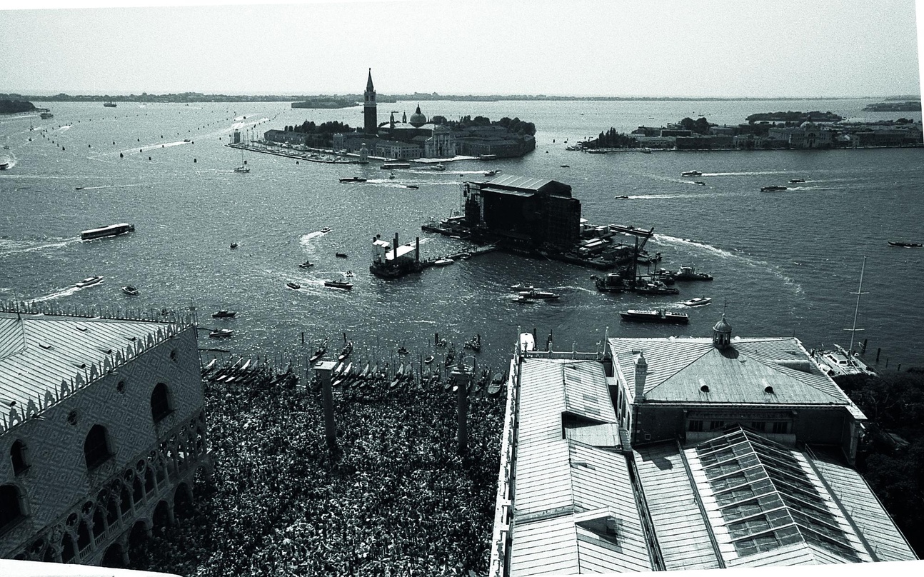 Historisches Ereignis: wo heute Hochwasser den Markusplatz von Venedig überflutet, fand 1989 das weltweit ausgestrahlte Konzert von Pink Floyd statt, das Warner Music nun als Teil der Box ...