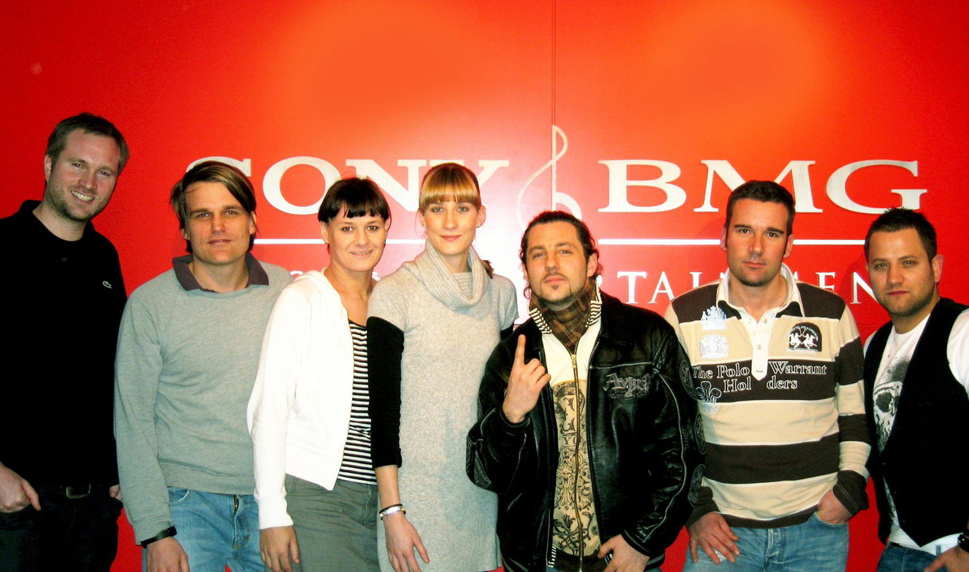 Neue Partner: Das Bo (3. v.r.) und sein Team||Neue Partner (v.l.n.r.): Dirk Dreyer (313Music/Management), Philip Ginthör (Leiter Columbia Deutschland), Doreen Schimk (Promotionleitung Colu...