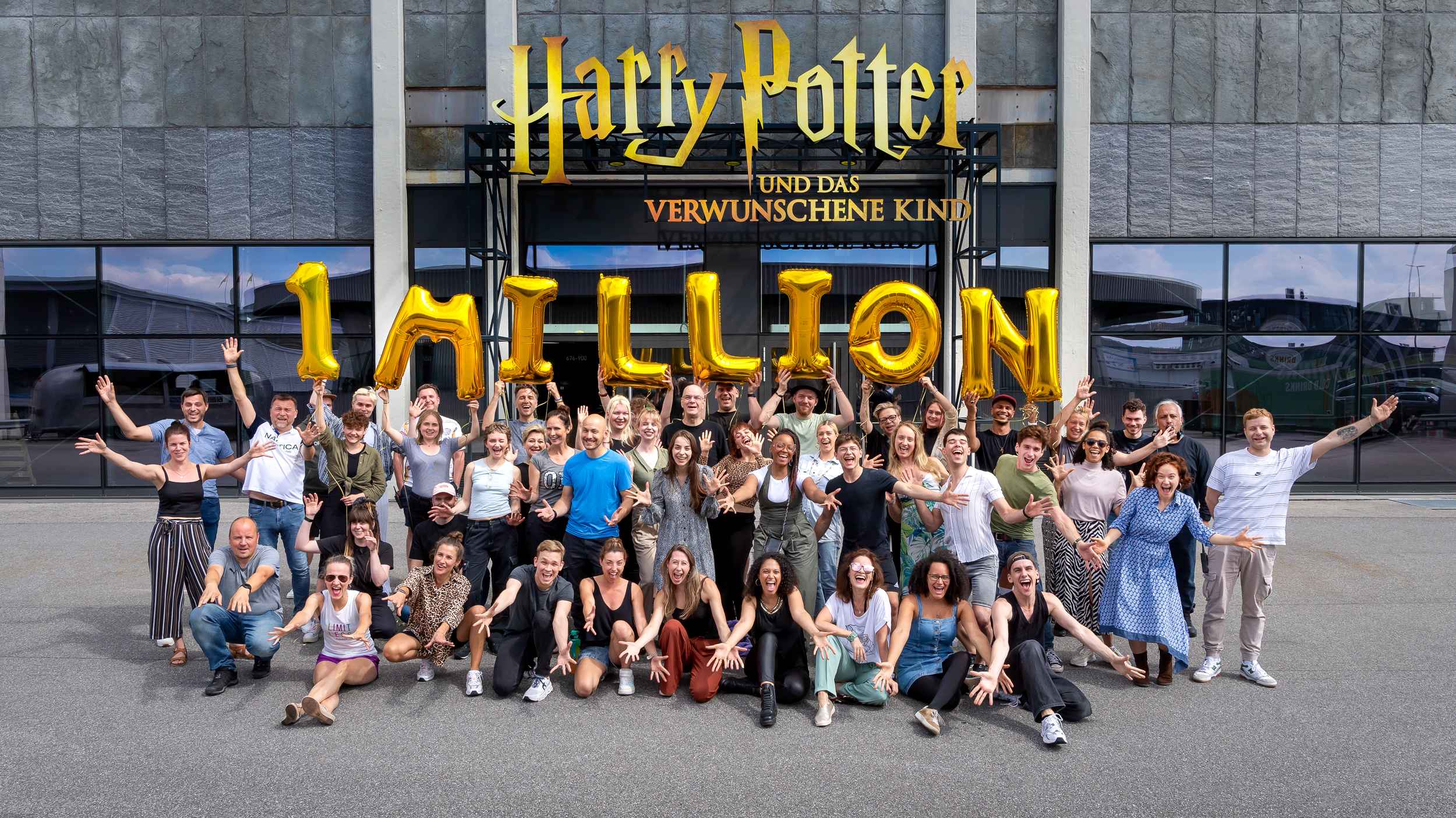 Begingen das Eine-Millionen-Jubiläum: Eine Gruppe mit goldenen Ballons vor dem Harry Potter Theater in Hamburg.