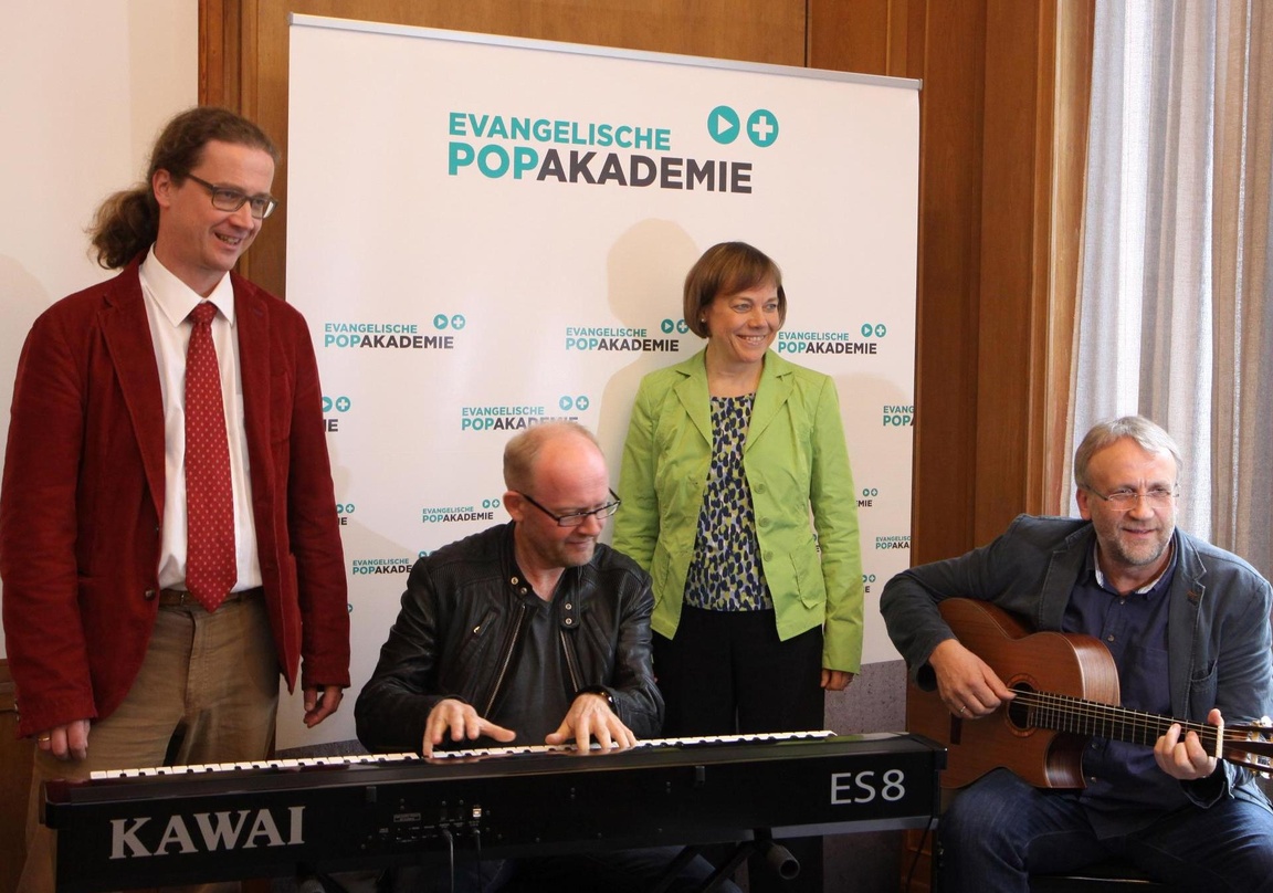 Bei der Einweihung der Popakademie (von links): Vicco von Bülow (Landeskirchenrat Westfalen), Dieter Falk (Dozent Evangelische Popakademie), Annette Kurschus (Präses der west fälischen Kir...