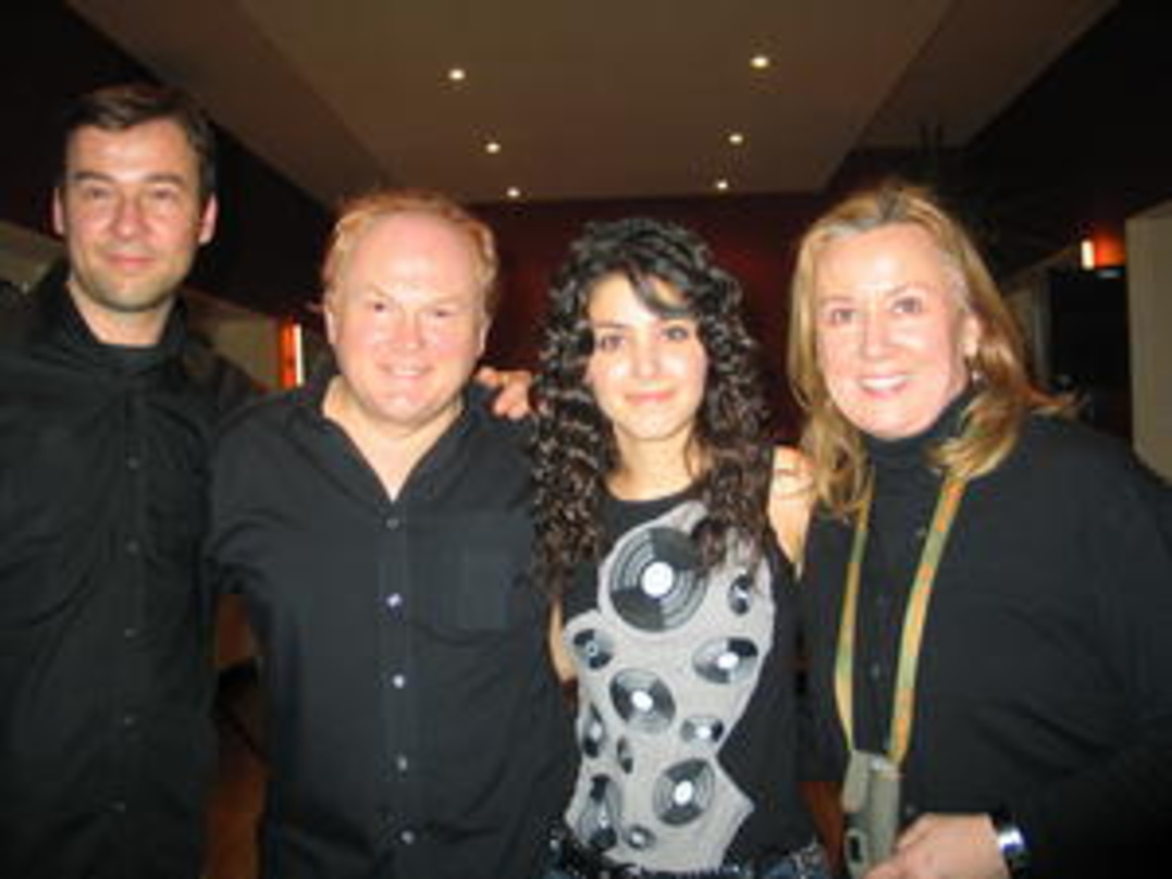 5b16825f217064520bfb7e34d6e12f474cec020f0544ebdf5e8f5f6ba074c91c Hat das Zeug zum Welterfolg: Katie Melua mit ihrem Mentor Mike Batt sowie Karin Wirthmann (r.) und George Garcia (l.) von Art-Works Management