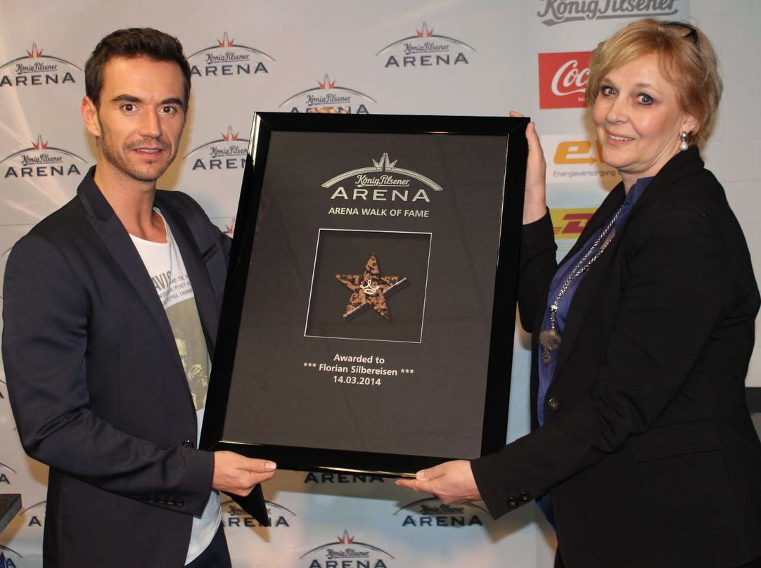 Bei der Übergabe des Sterns für den Walk Of Fame: Florian Silbereisen und Elke Krukau von der König-Pilsener-Arena