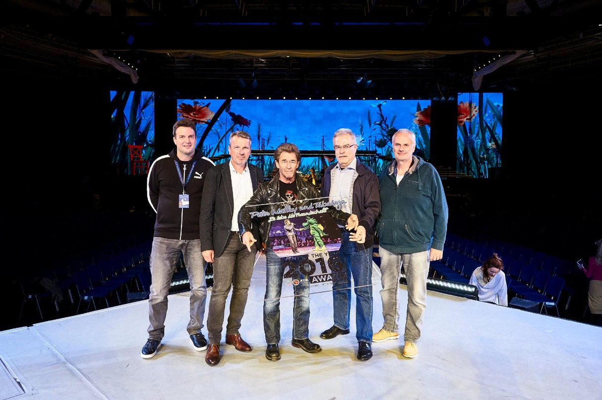 Bei der Award-Verleihung in der Hanns-Martin-Schleyer-Halle (von links): Fabian Schulte-Terboven (RTK Roland Temme Konzertveranstaltungsgesellschaft), Andreas Kroll (Geschäftsführer in.Stu...
