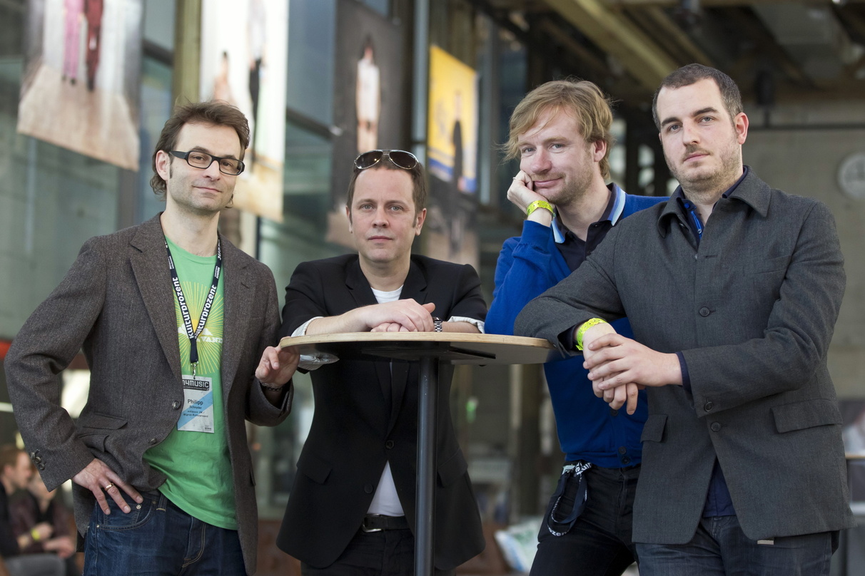 Verteilen bei m4music Fördergelder in Höhe von 100.000 Franken (von links): Philipp Schnyder von Wartensee (m4music), Michael Schuler (SRF), Tim Renner (Motor) und Christophe Schenk (RTS)