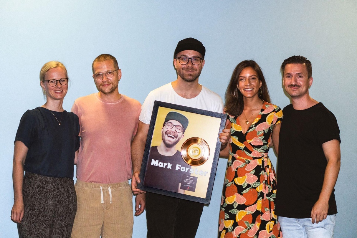 5b5eeed955272ca58082d744a35be6d377999bf88e0cfe4c904a20e2834fd1be Happy: Mark Forster (Mitte) und Partner