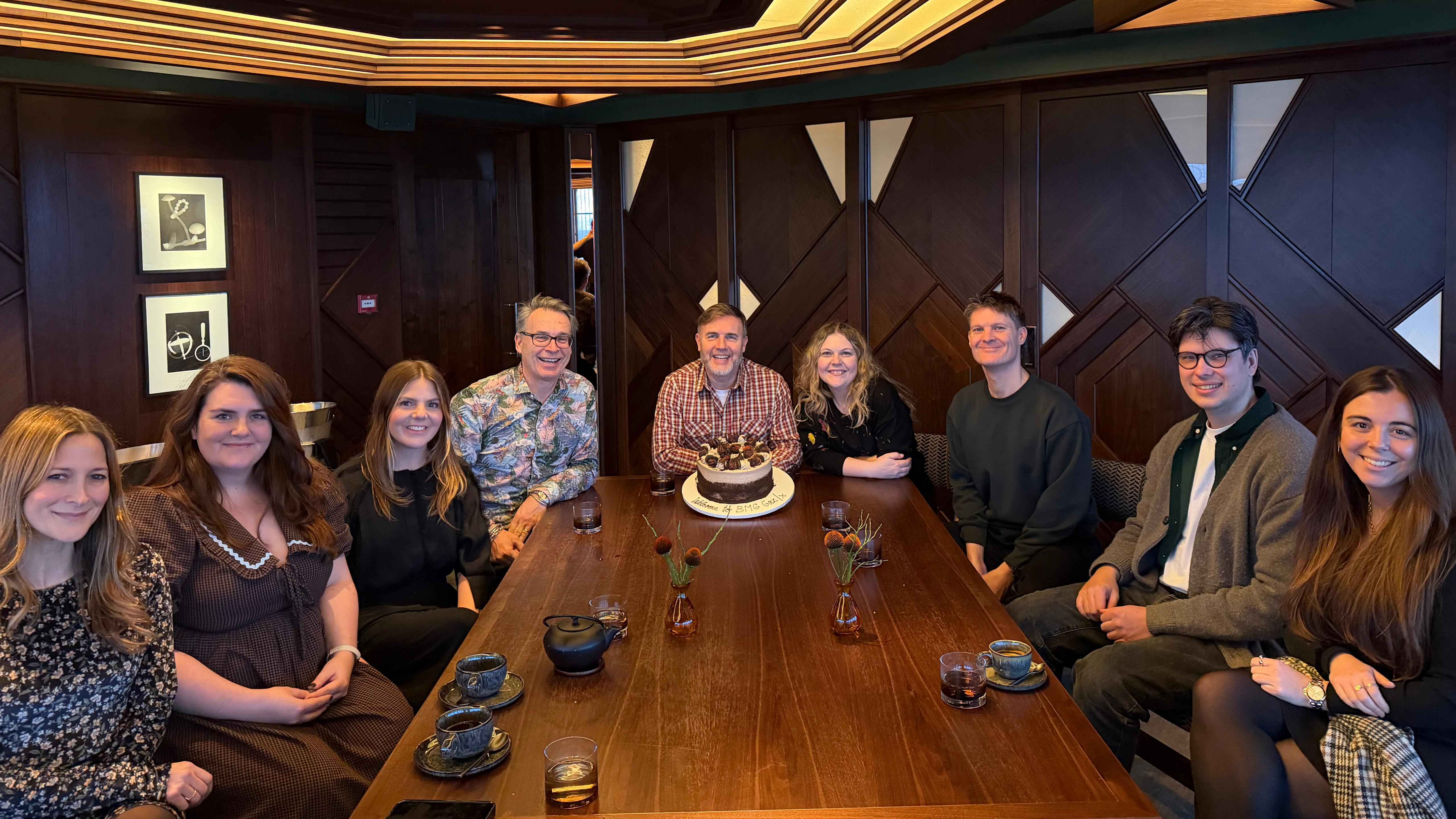 Schließen einen Publishing-Deal (von links): Elisa Kustow (Executive Assistant Gary Barlow), Emma Powell ( Artist & Operations Manager Corduroy Artists), Cassie McIlroy (SVP Global Investm...