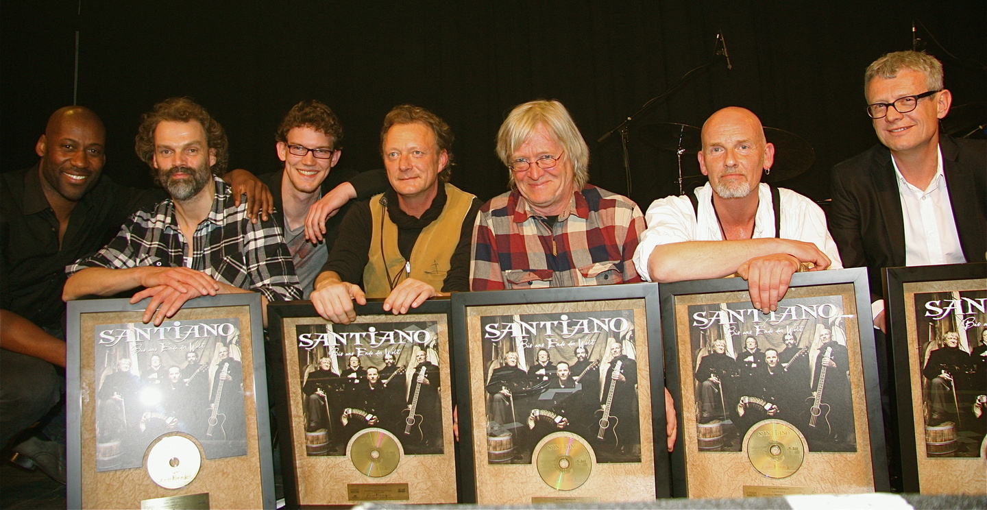 Freibeuter aus Flensburg im Freiheiz (von links): Manager Joe Chialo, Hans-Timm Hinrichsen, Textdichter Lukas Hainer, Andreas Fahnert, Pete Sage, Björn Both, Jörg Hellwig (Koch Universal)