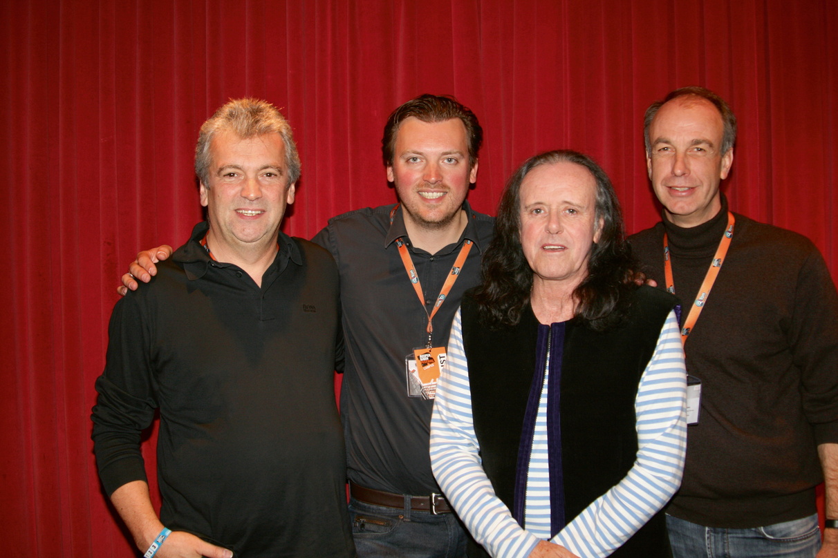 Langjährige Partner (von links): Hans Cuny, Monty Metzger (beide Peermusic), Donovan und Lars Ingwersen (Peermusic), hier beim Reeperbahn Festival 2010