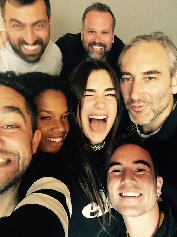 Schossen ein Signing-Selfie (hinten): Neffi Temur (links, Senior Director A&R/Marketing VEC) und Ulrich Genschel (Vice President Business & Legal Affairs Universal Music) sowie (mittlere R...