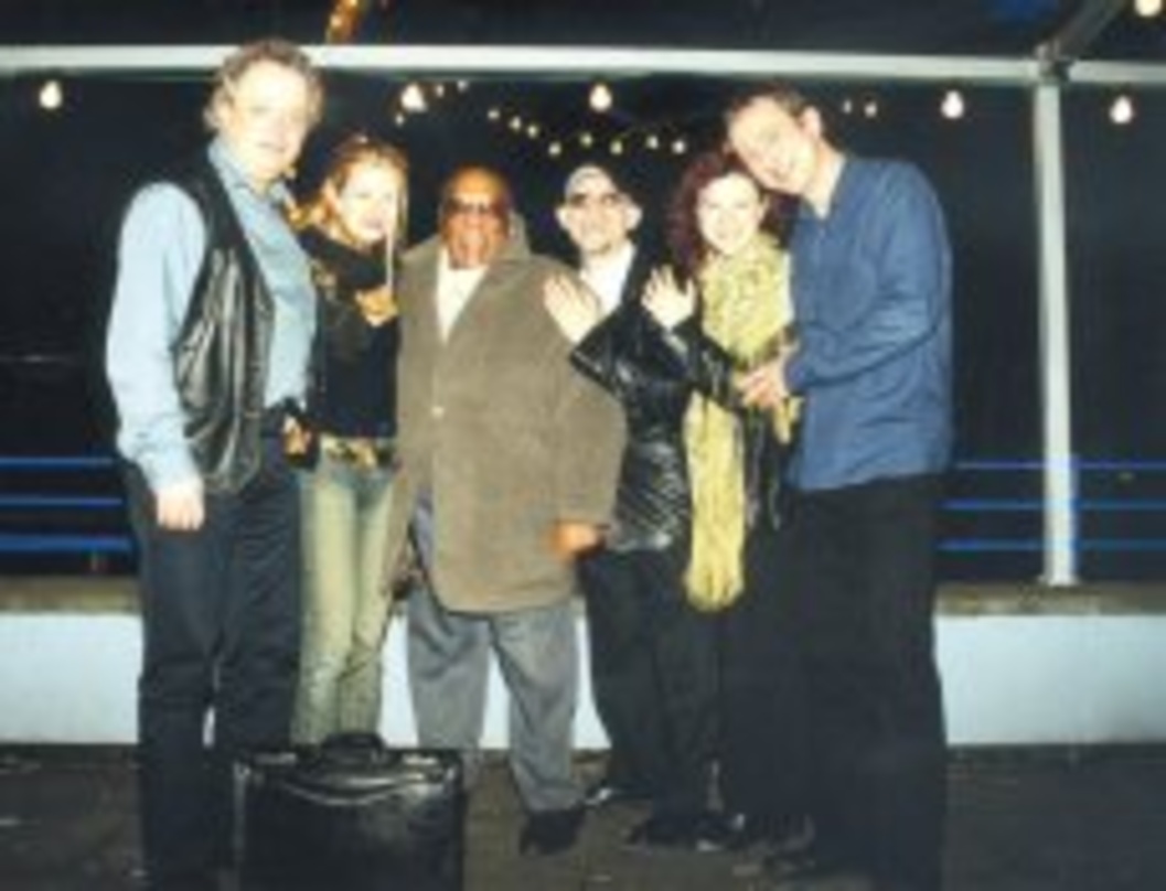 Im Kölner Stadtgarten (v.l.): Joachim Becker (EFA), Melanie Grabe (ESC Promotion), Les McCann, sein Manager Alan Abrahams, Margaret Fowler (Sängerin) und Claudius Arnold (ESC Promotion)