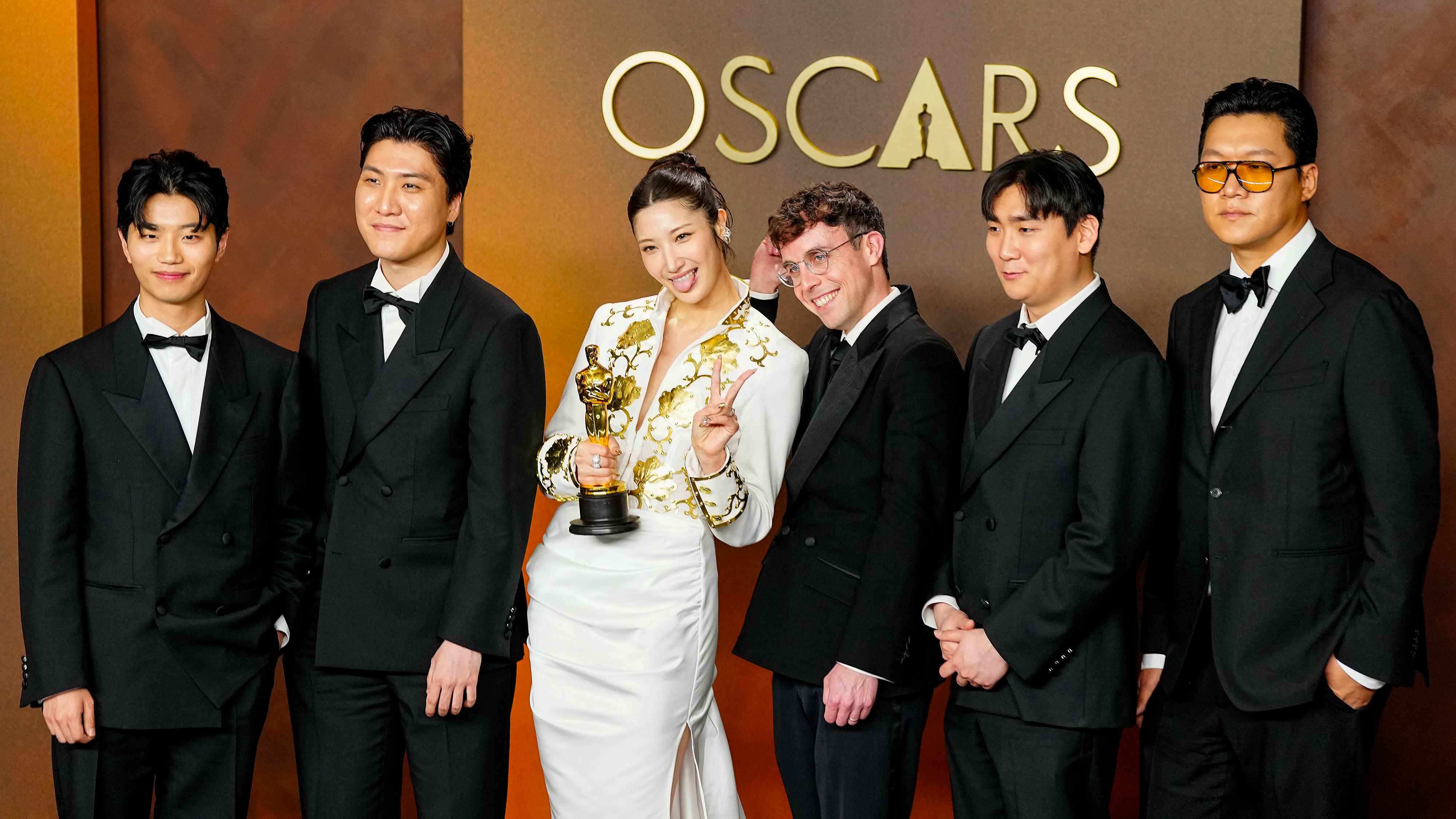 Das Team hinter "Golden" (von links): Yu Han Lee, Joong Gyu Kwak, EJAE, Mark Sonnenblick, Hee Dong Nam und Jeong Hoon Seo.