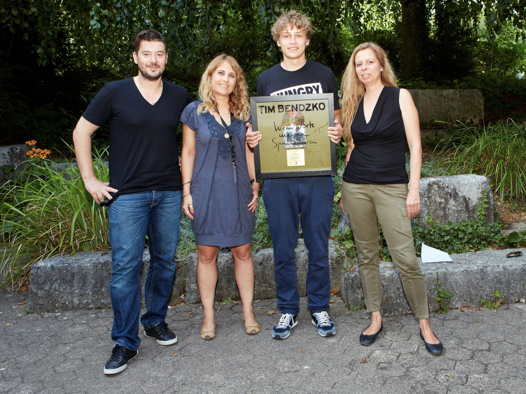 Feierten Gold: Tim Bendzko und das Schweizer-Sony-Music-Team