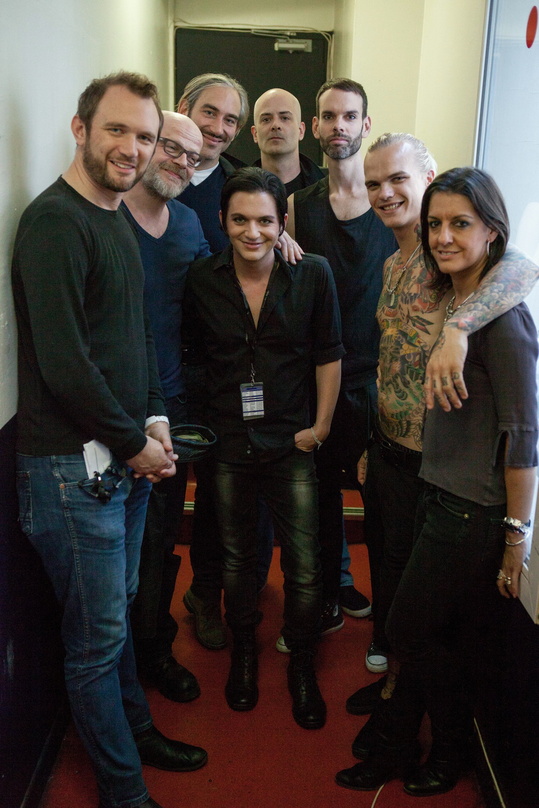 Den Lizenzdeal besiegelten (von links): Angus Blue (Riverman Management), Andreas Daermann und Daniel Lieberberg (beide Universal Music), Brian Molko (Placebo), Matthias Henning (Universal...