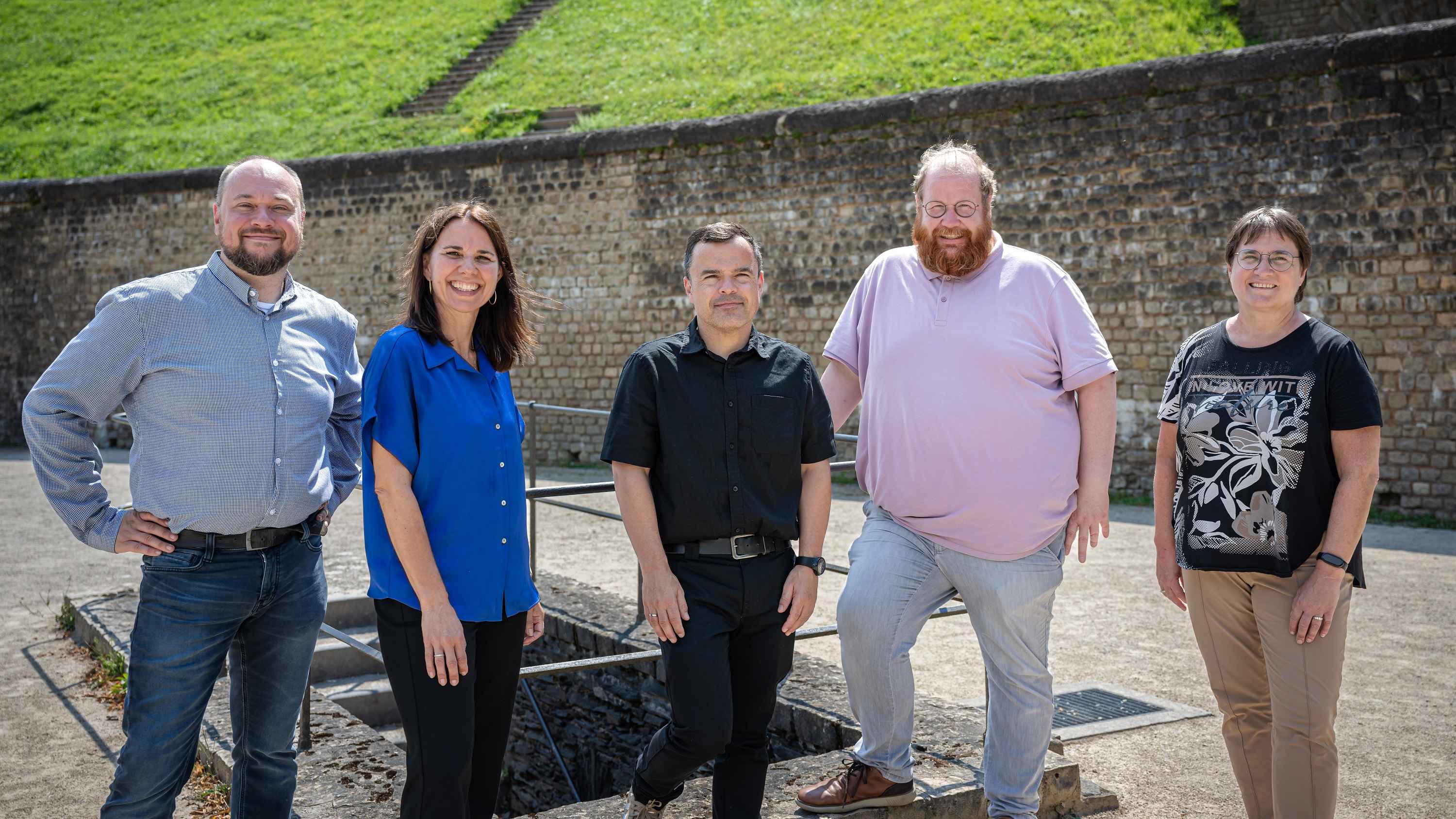 Kündigten die Rückkehr des Amphitheater Trier an (von links): Thomas Martin (Stellvertretender Leiter Zentrum der Antike), Elvira Classen (Amt für Stadtkultur und Denkmalschutz), Oliver Th...