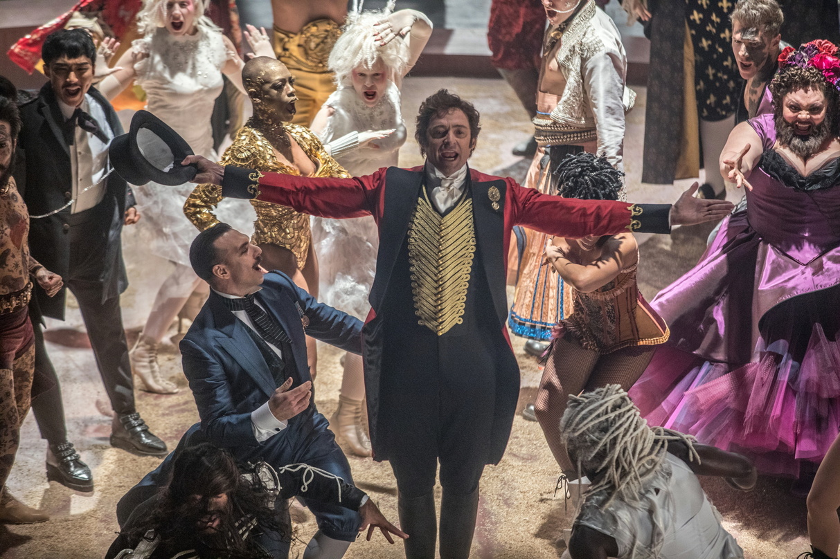 Weiter on top auf der Insel: das Ensemble von "The Greatest Showman" um Hauptdarsteller Hugh Jackman (Mitte)