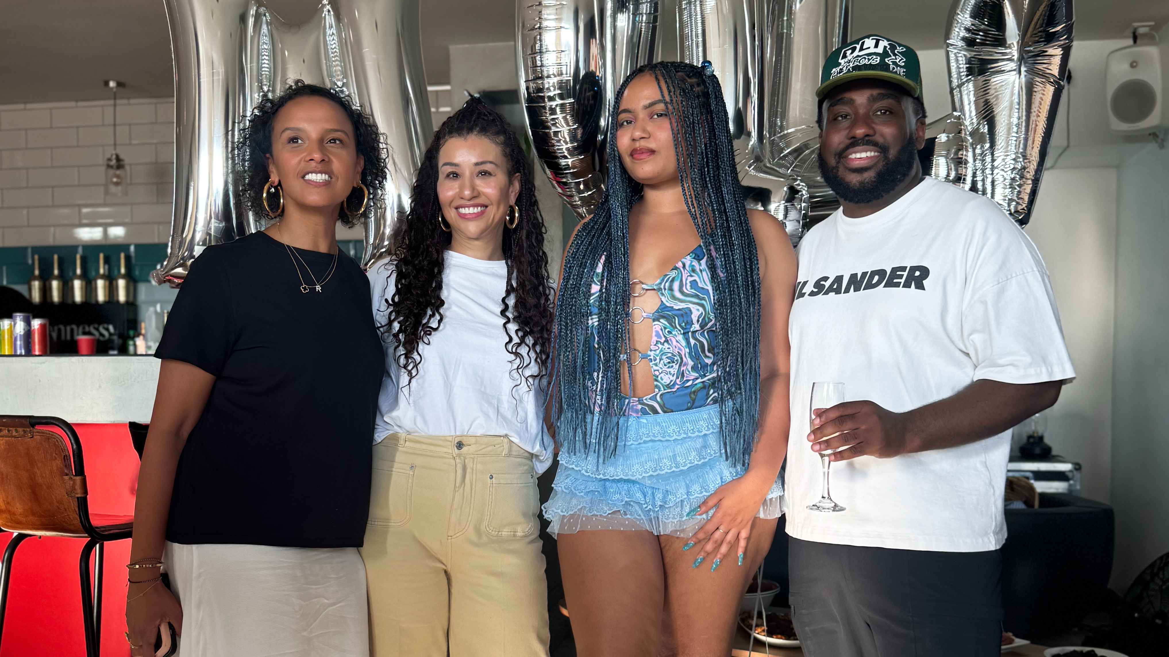 Vor glänzendem Hintergrund (von links): Amber Davis (SVP And Head Of A&R Warner Chappell Music UK), Shani Gonzales (Managing Director Warner Chappell Music UK, Head Of International A&R Wa...