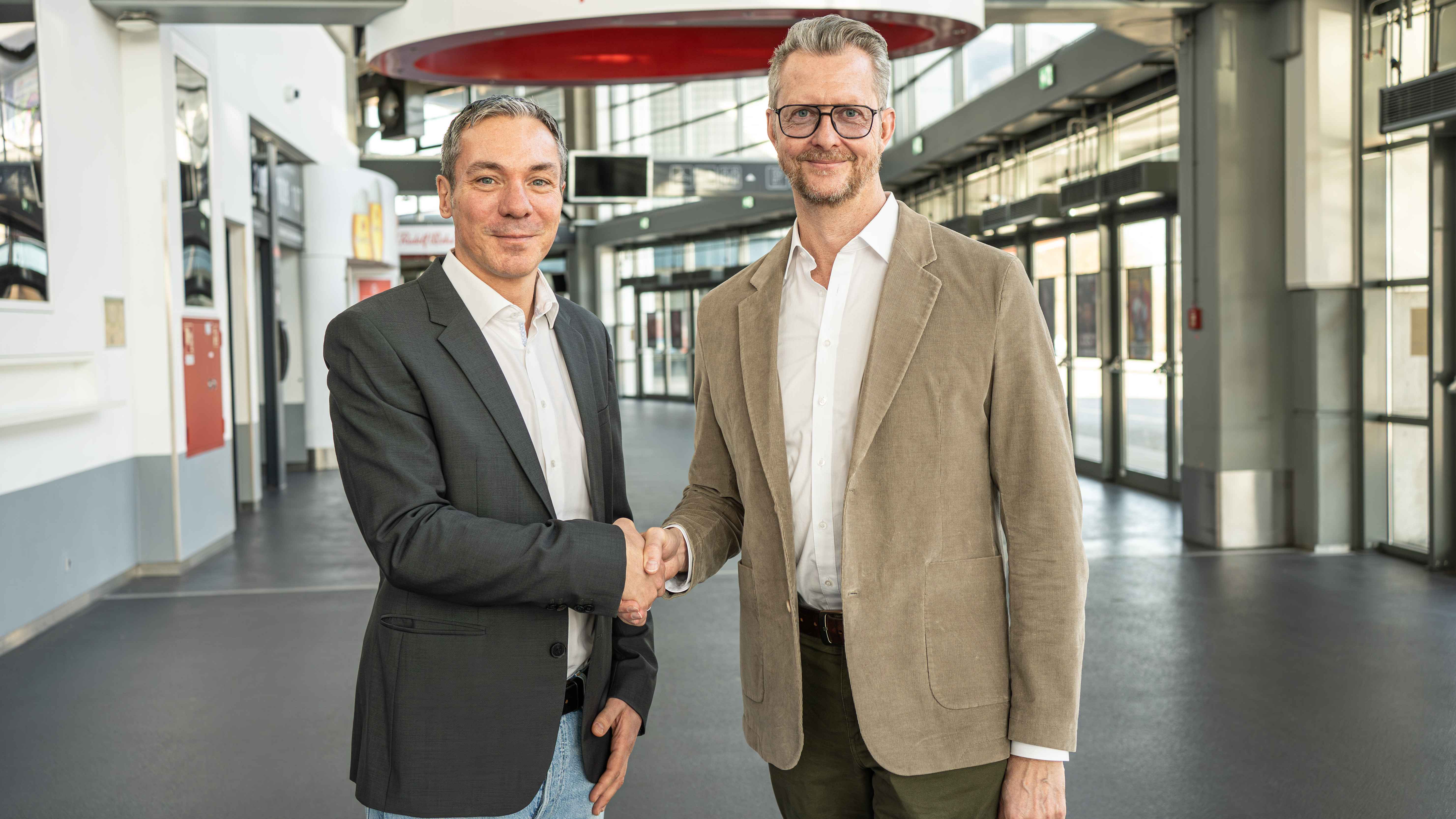 Verlängern die Partnerschaft: Mirco Markfort (links, Rudolf Weber-Arena) und Andreas Weber (Rudolf Weber Gebäudedienste).
