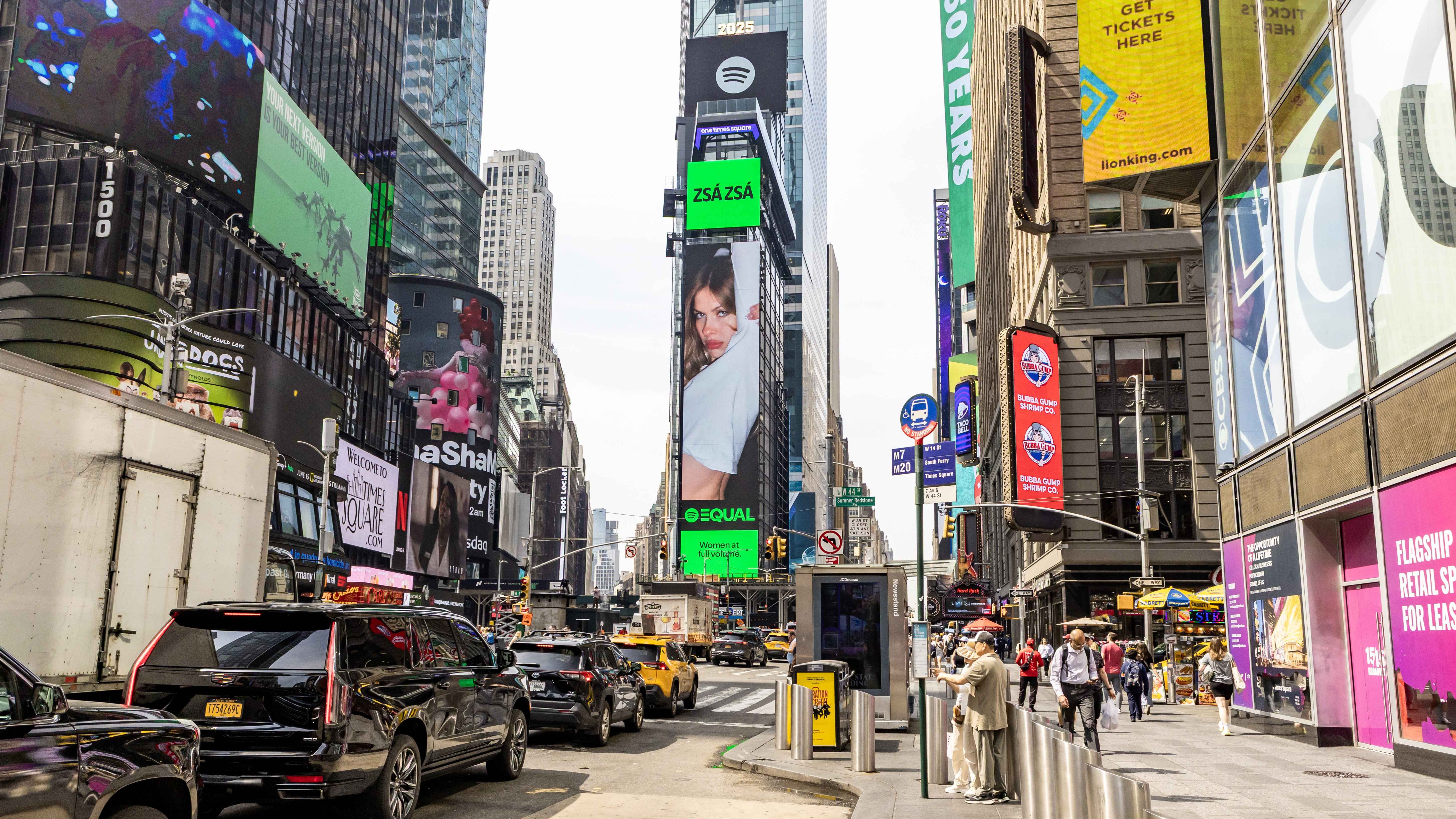 Auch auf dem Times Square in New York zu sehen: EQUAL von Spotify.