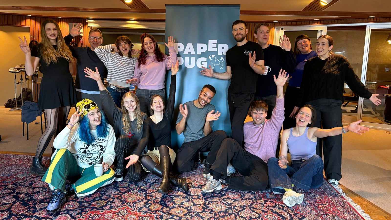 Für kreative Kooperation in den Hansa Studios (hinten, von links): Brosie, Joachim Coch, Luana, Jojo Reeds, Jona, Thilo Wehrmann, Rachel Kerry und Sarah Muldoon sowie (vorn, von links) Pal...