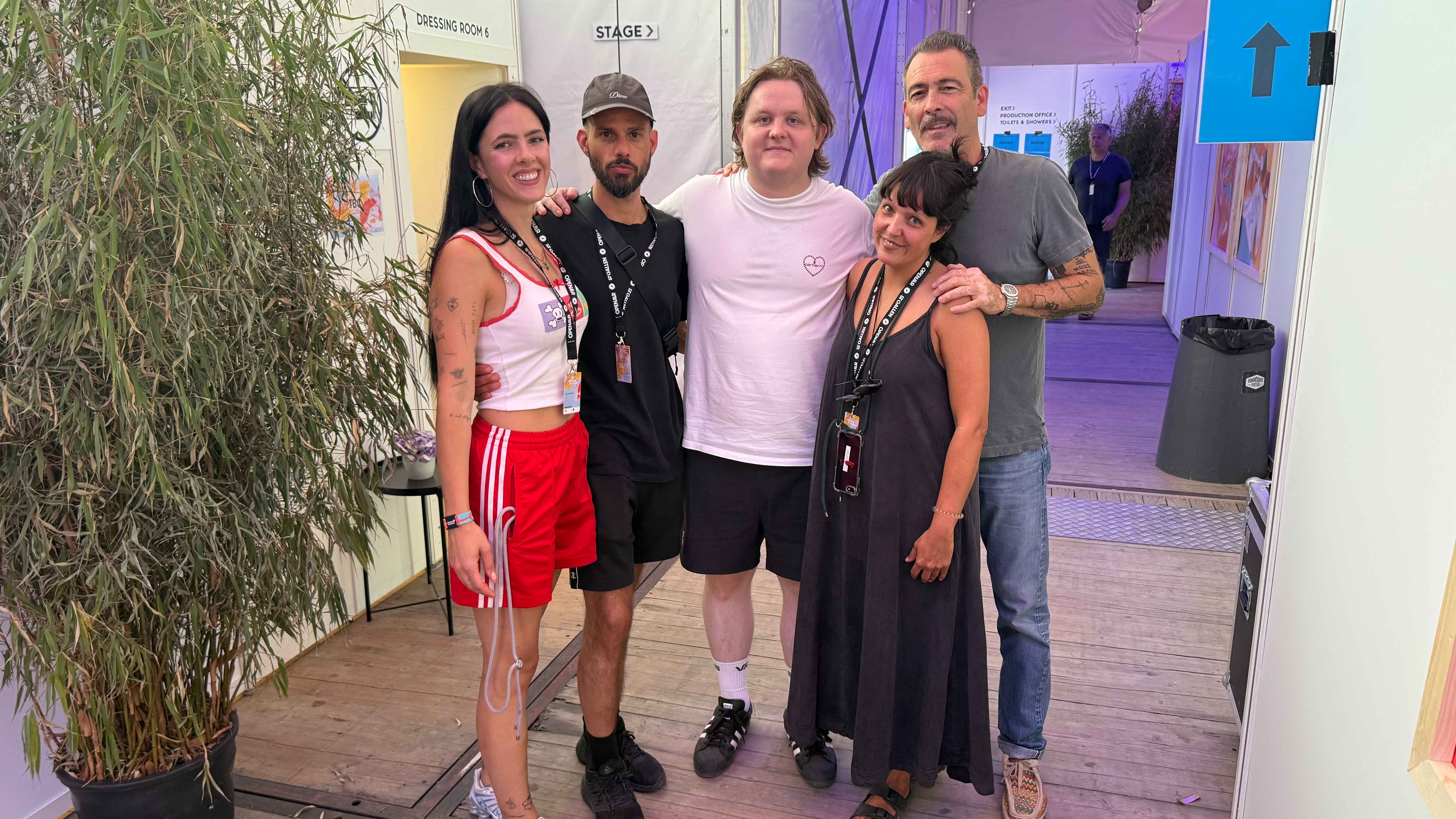 5c37ad7d 2211 4eca bfde d6a5a2846643 Kamen Backstage in St. Gallen zusammen (von links): Tiiu Brunner (Marketing Manager), Fabio Baldo (Video Producer, beide Universal Music Switzerland) Lewis Capaldi, Rafaela Spitzli (Senior...