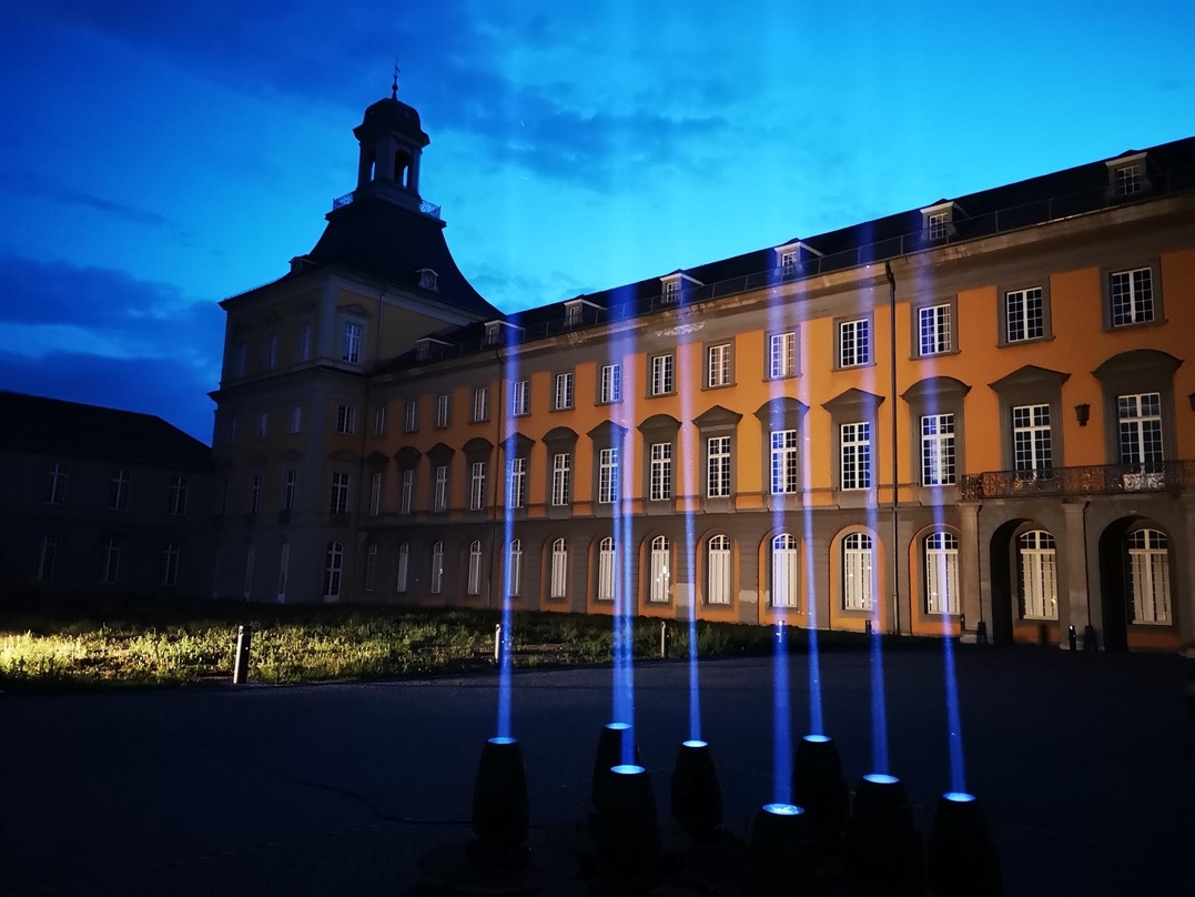 Erinnert an die abgesagten Konzerte in Bonn: eine Lichtinstallation