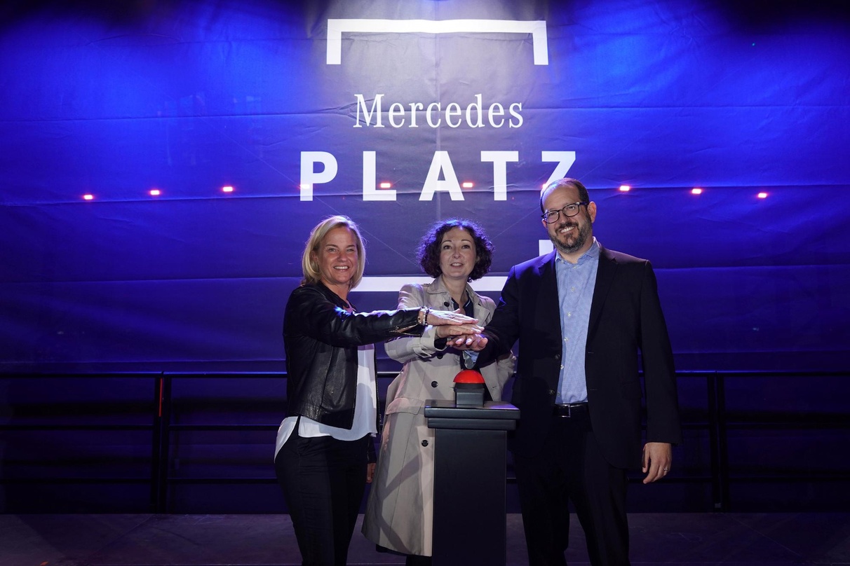 Drückten aufs Knöpfchen bei der Eröffnung des Mercedes Platzes in Berlin (von links): Britta Seeger (Mitglied des Vorstandes der Daimler AG), Ramona Pop (Bürgermeisterin von Berlin und Sen...