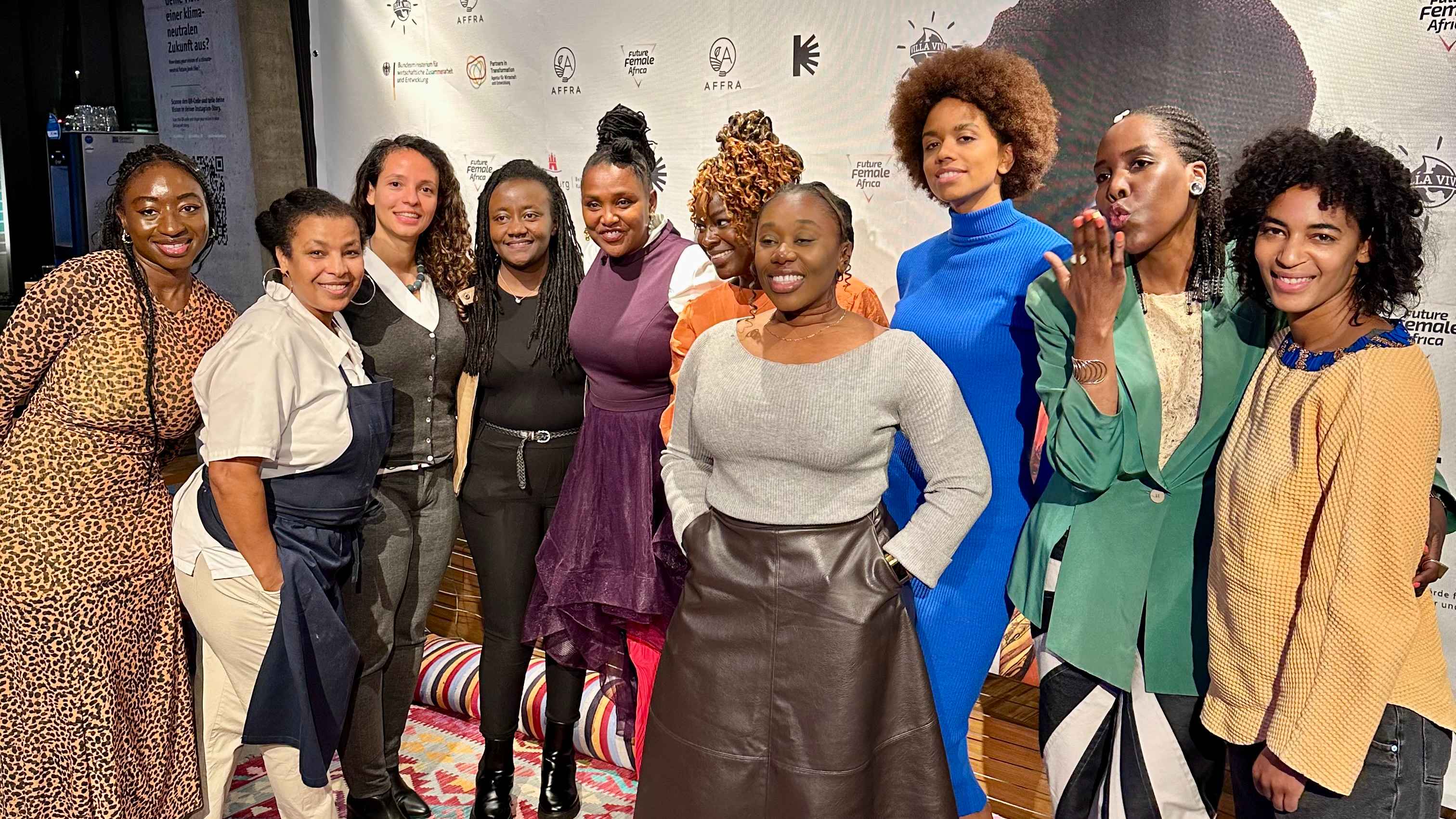 Kamen für ein Foto zusammen (von links) Peggy Adamu (Head Of Content Strategy & Operations Sony Music), Mehret Haile (Ernährungswissenschaftlerin), Zara Gebru, Diana Waithanji, Onejiru Arf...