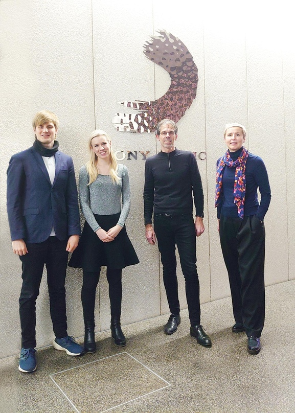 5ca4f2cb39e91403a89c48f15662dc9c10b19686cdaffbd8d2a0028be08a1140 Sind neue Partner (von links): Sven Schuhmann (Head of A&R and Project Development Classical, Jazz Sony Music Germany), Eldbjørg Hemsing, Michael Brüggemann (Vice President Classical GSA) ...